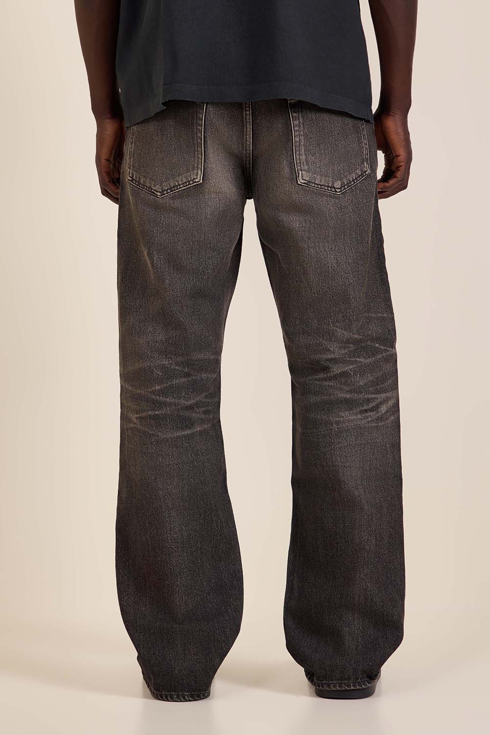 תמונת דוגמן אחורית של מכנסי ג'ינס בגזרה ישרה