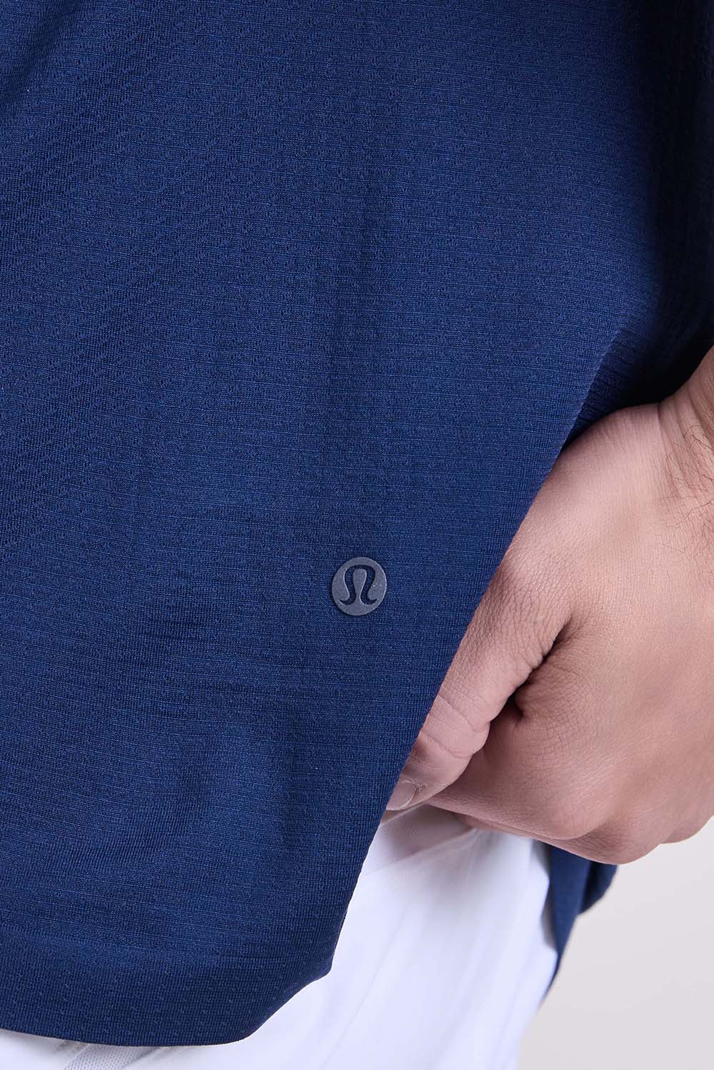 תמונת תקריב דוגמן של Metal Vent Tech Short-Sleeve Shirt