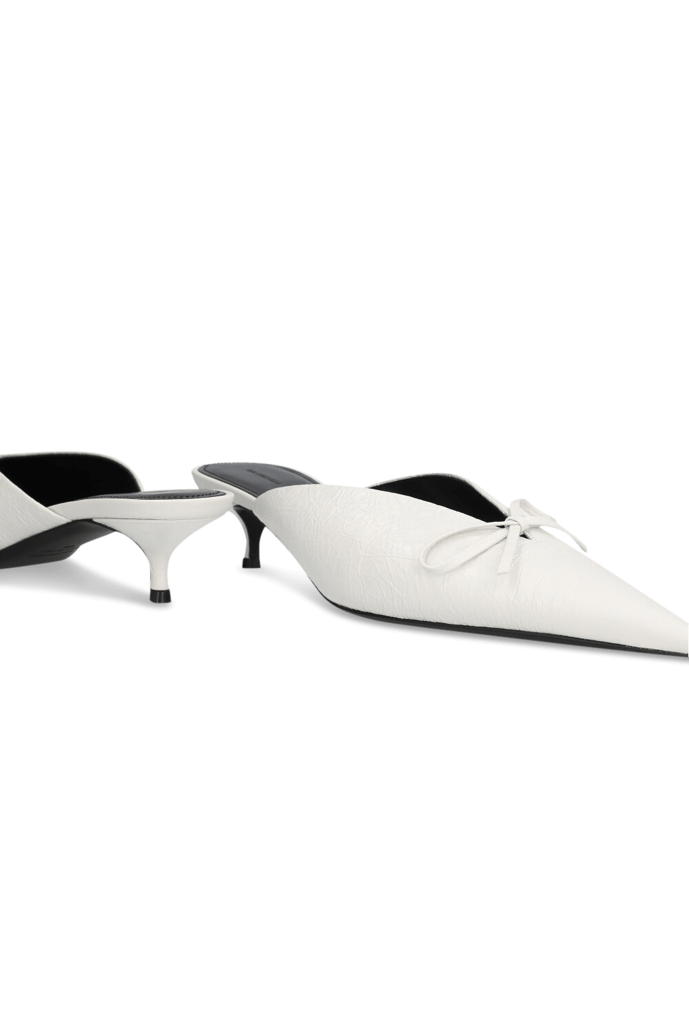 תמונת תקריב של נעלי עקב מיולס