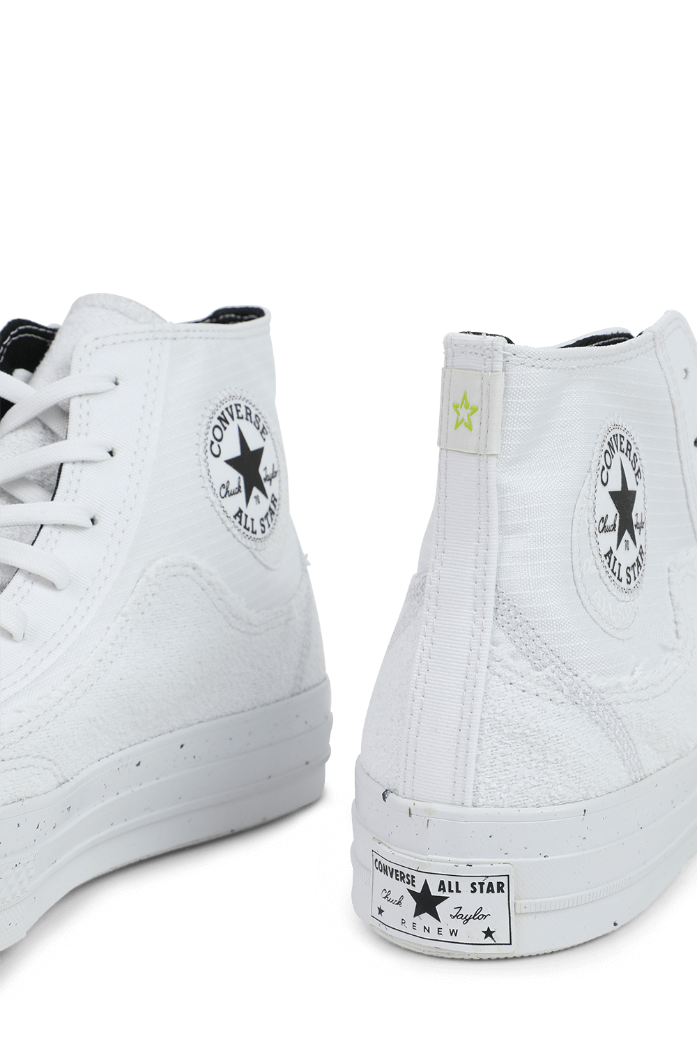 תמונת תקריב של נעלי צ'אק 70 לבנות עם זריקת צבע