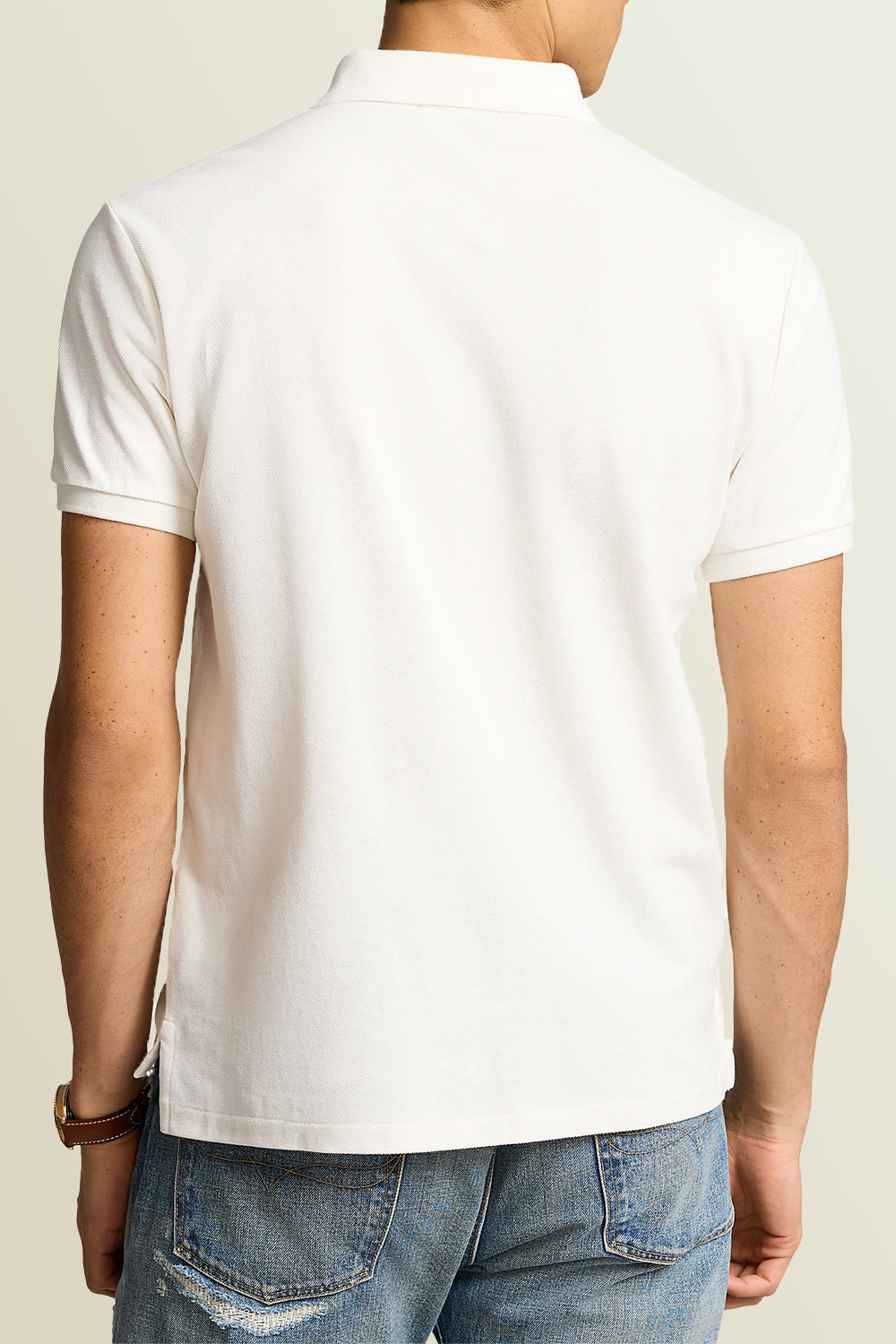 תמונת דוגמן אחורית של חולצת פולו קצרה