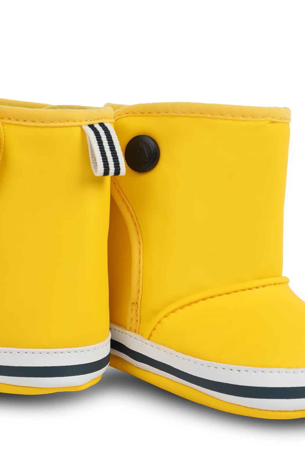 תמונת תקריב של גילאי 1-6 חודשים מגפונים מרופדים