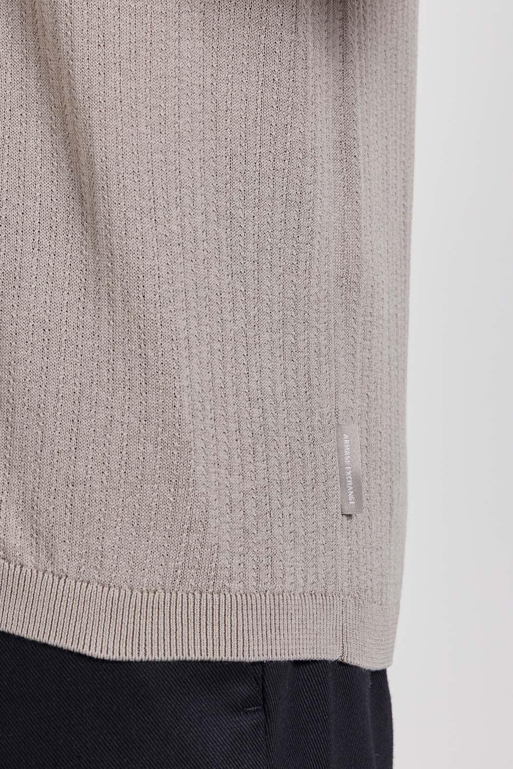 תמונת תקריב דוגמן של חולצת טי בגזרת סלים