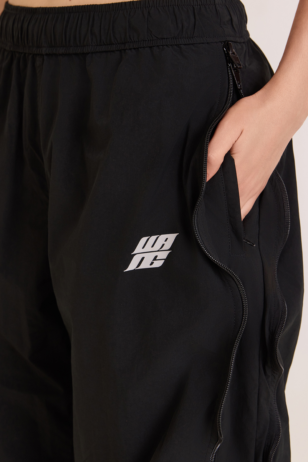 תמונת תקריב דוגמן של מכנסי טרנינג