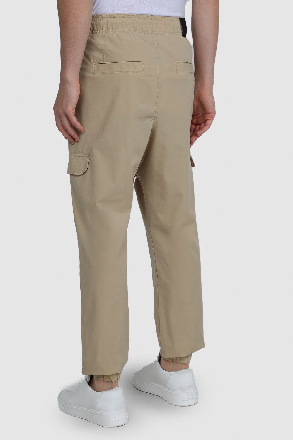 תמונת דוגמן אחורית של מכנסי קרגו אלסטיים