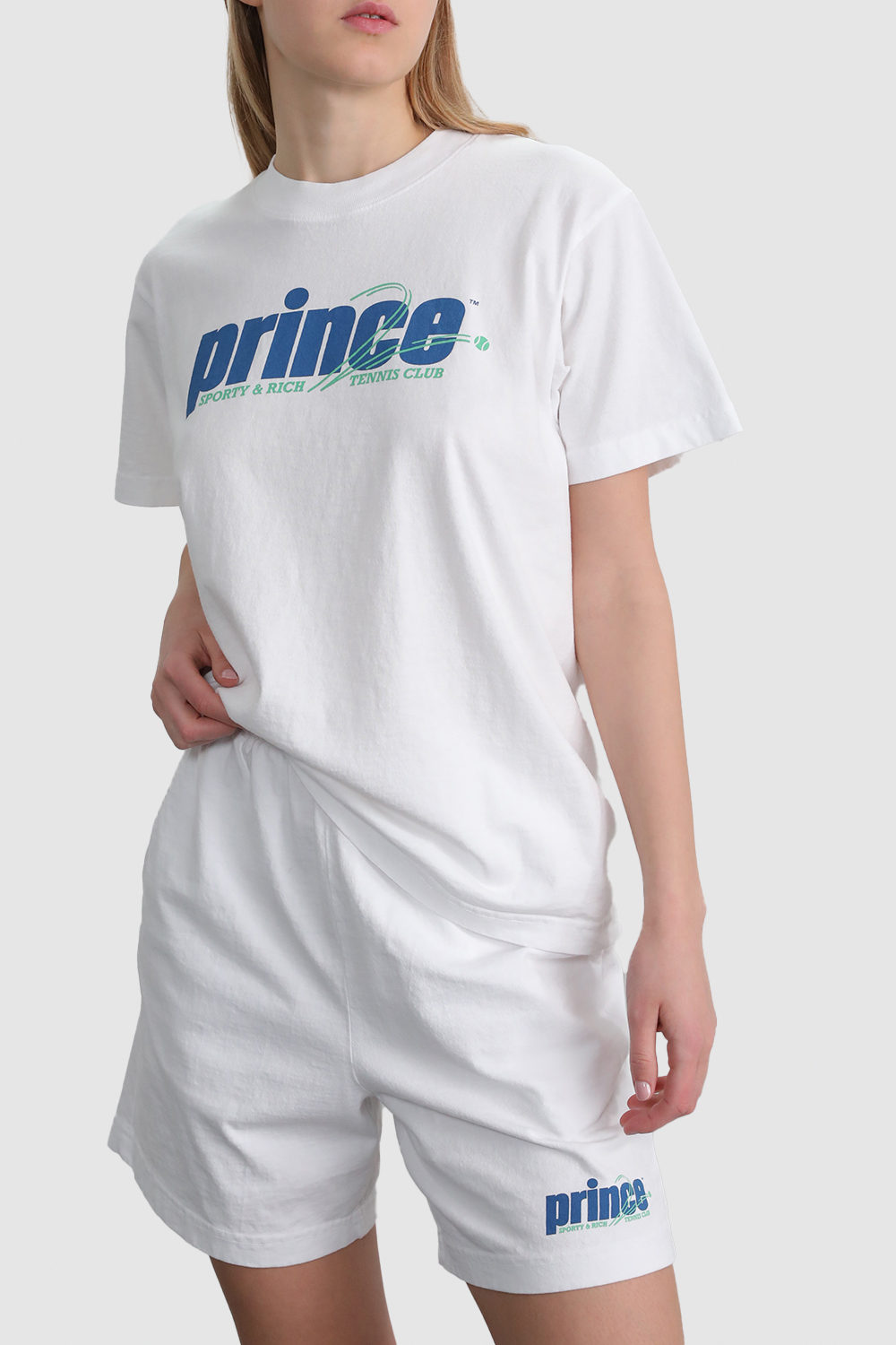 תמונת דוגמן קידמית של ספורטי&ריץ' X פרינס חולצת טי