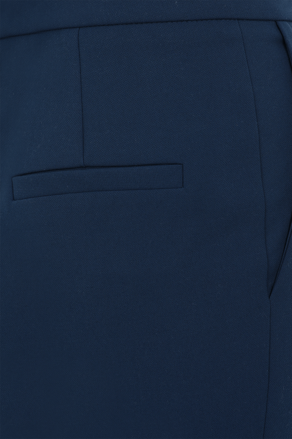 תמונה אחורית של מכנסיים מחויטים בגזרה גבוהה