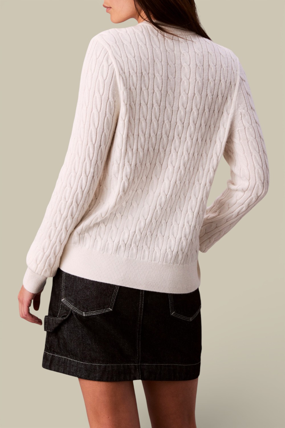 תמונת דוגמן אחורית של קרדיגן צמות