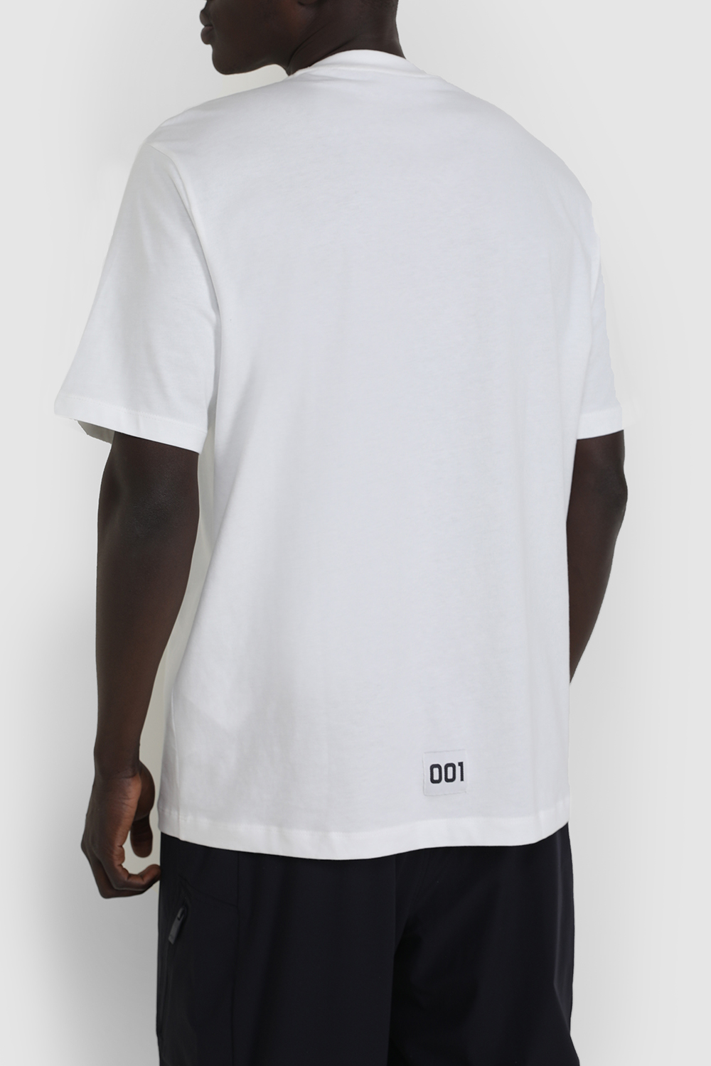 תמונת דוגמן אחורית של חולצת טי