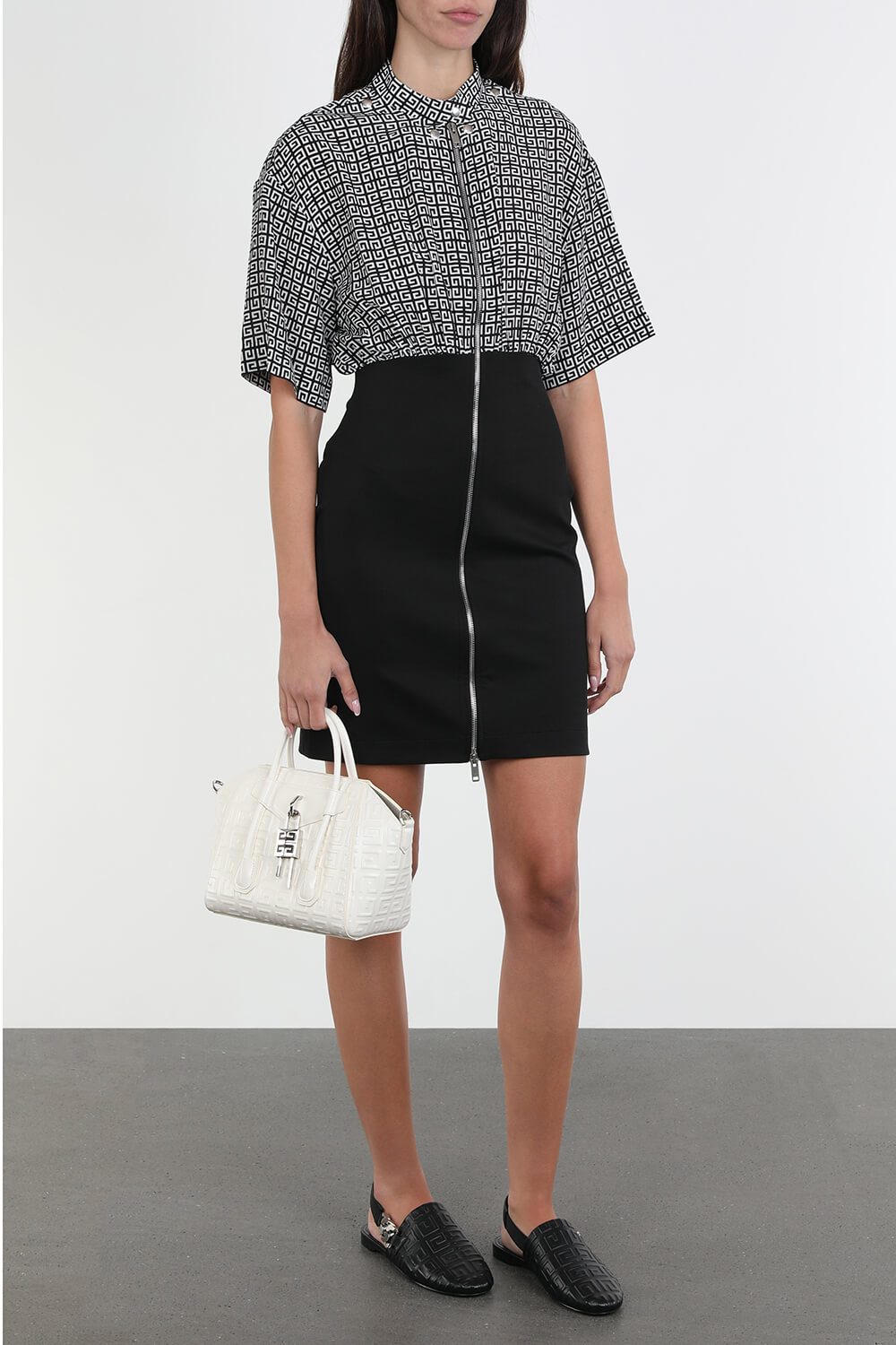 תמונת דוגמן קידמית של Antigona Lock Mini 4G Leather Bag in Ivory