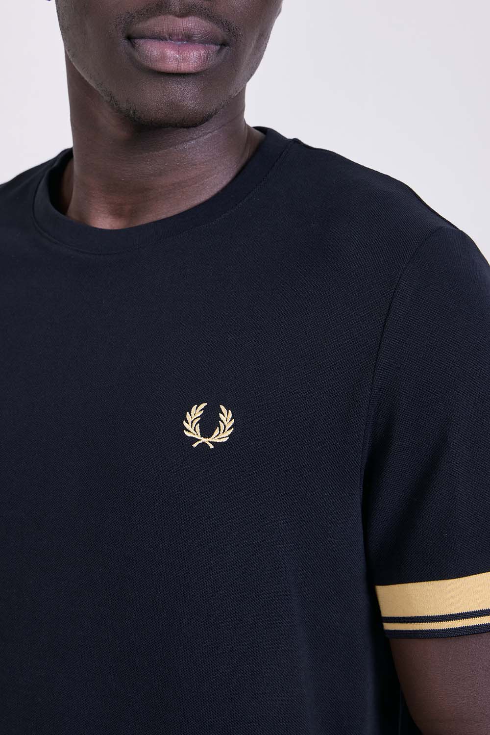 תמונת תקריב דוגמן של חולצת טי בגזרה ישרה