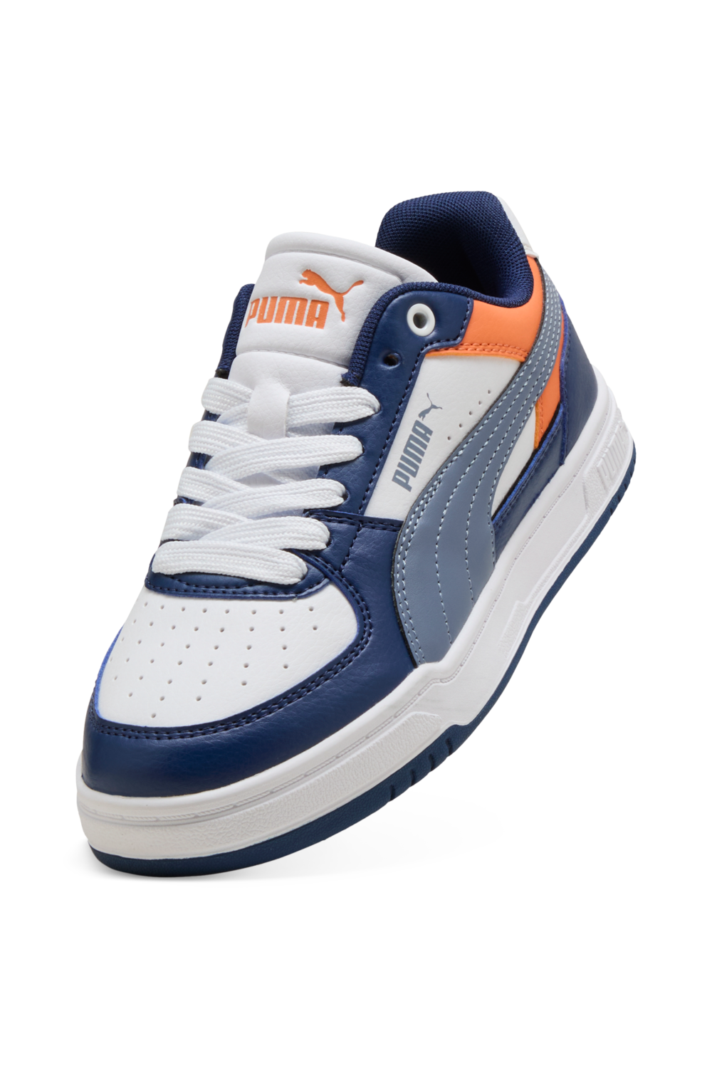 תמונת תקריב של נעלי סניקרס  Caven III