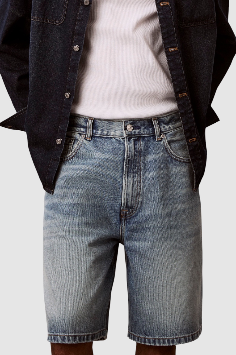 תמונת דוגמן קידמית של מכנסי ג'ינס קצרים