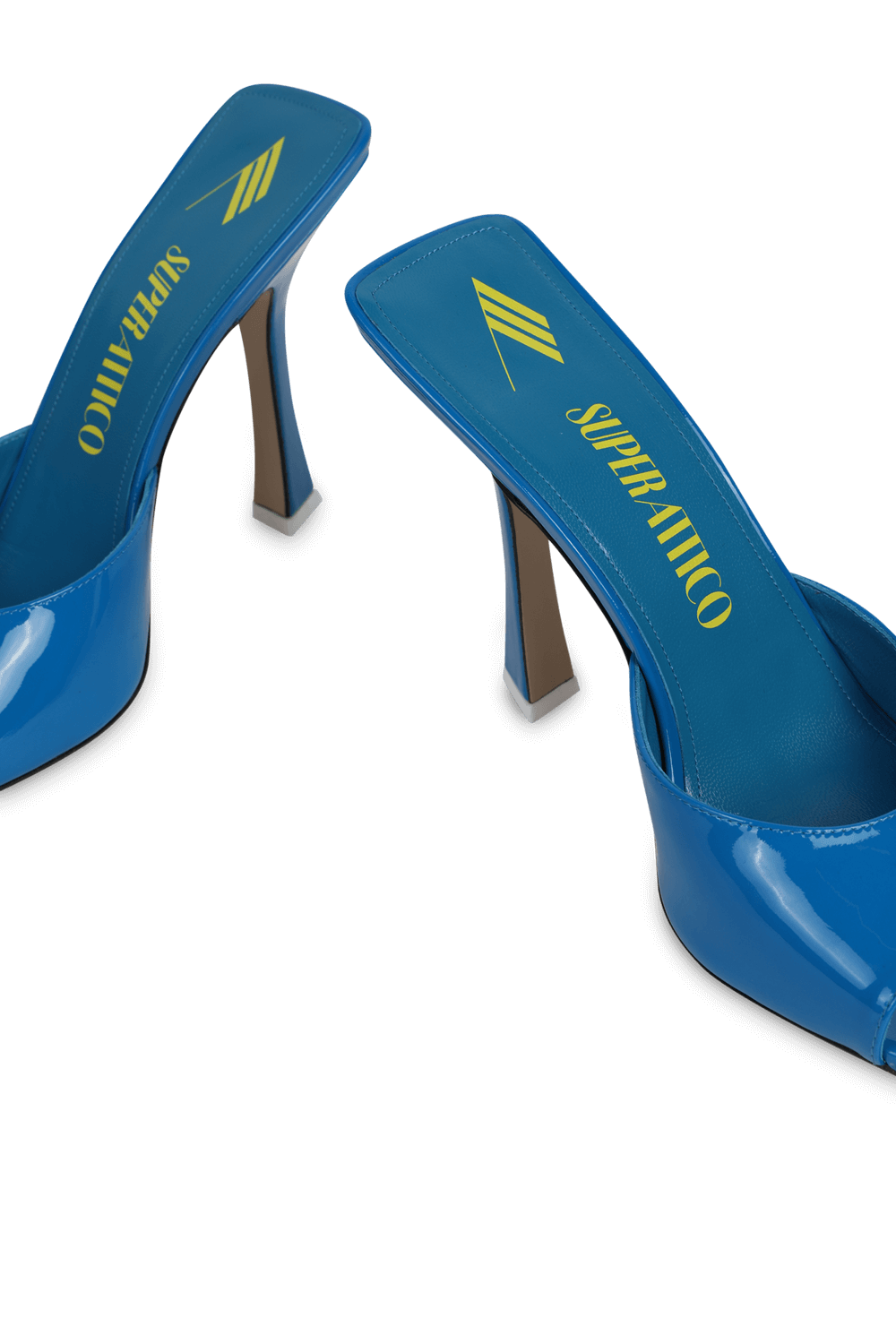תמונת תקריב של נעלי עקב אנאיס בגוון כחול