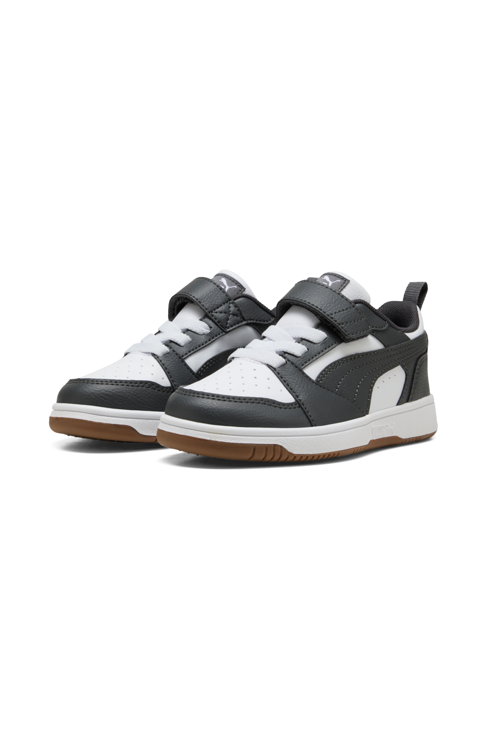 תמונת תקריב של נעלי סניקרס