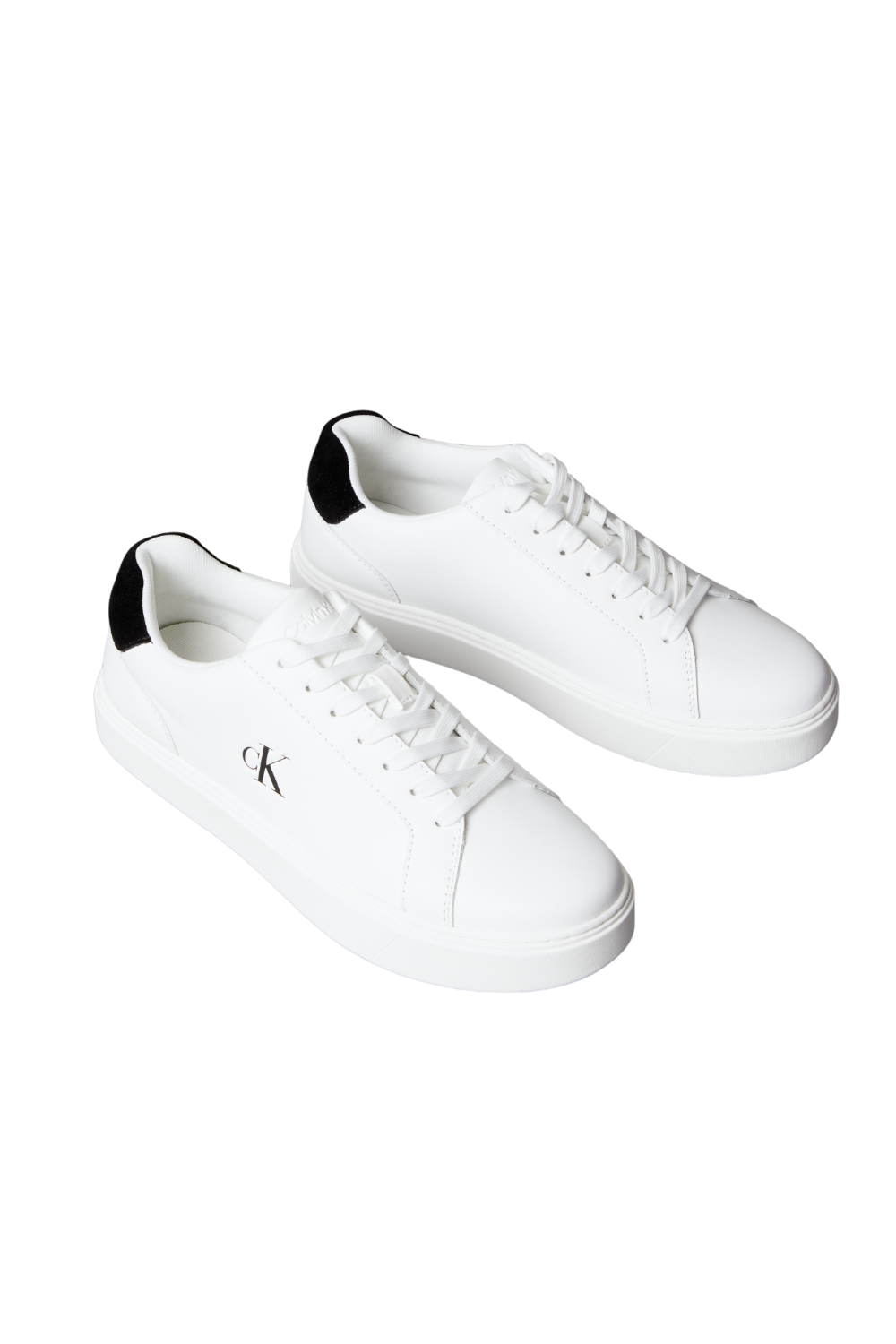 תמונת פנים של נעלי סניקרס