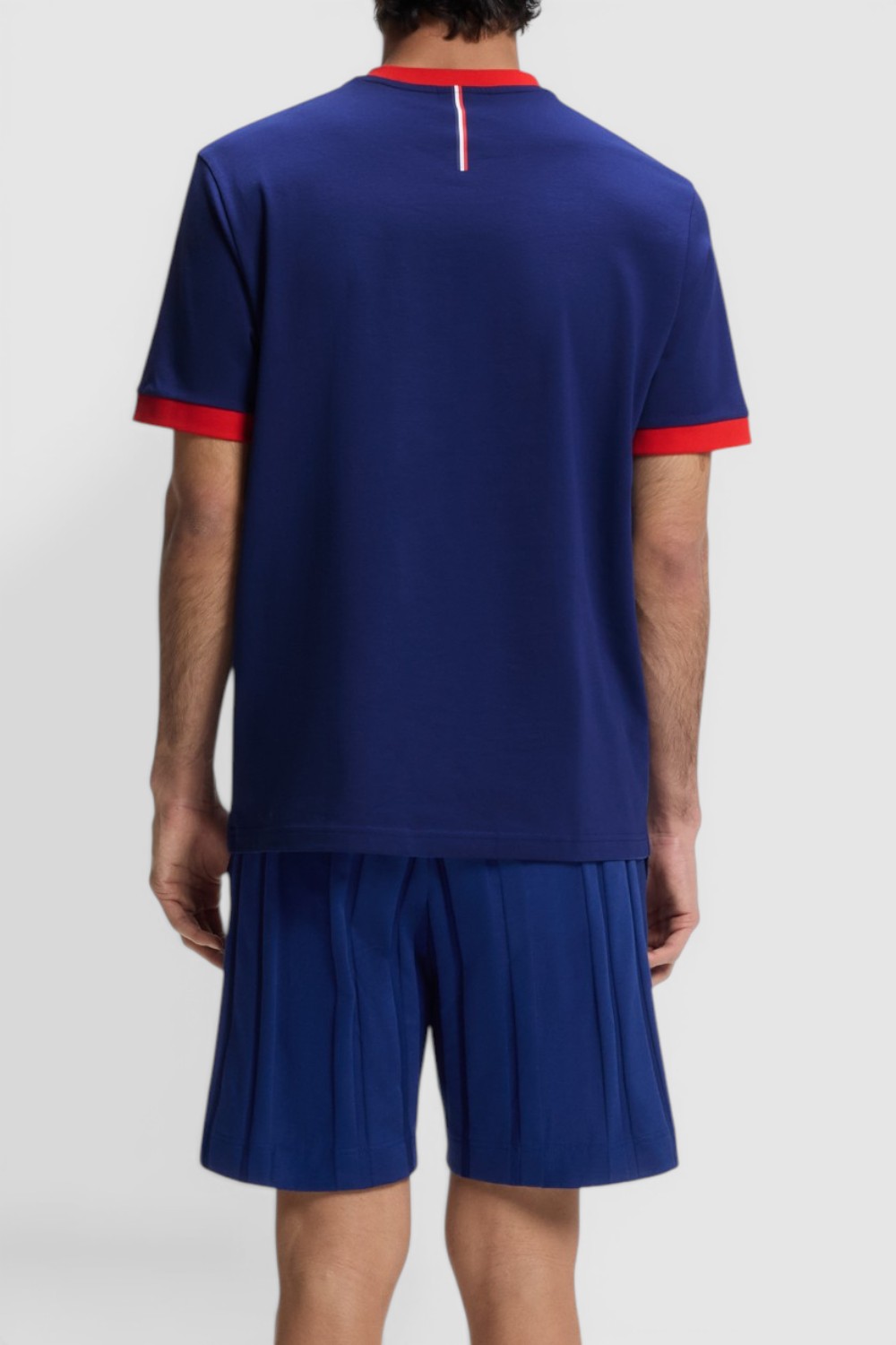 תמונת דוגמן אחורית של חולצת טי בגזרה ישרה