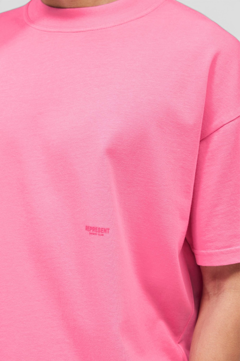 תמונת תקריב דוגמן של חולצת טי אוברסייז