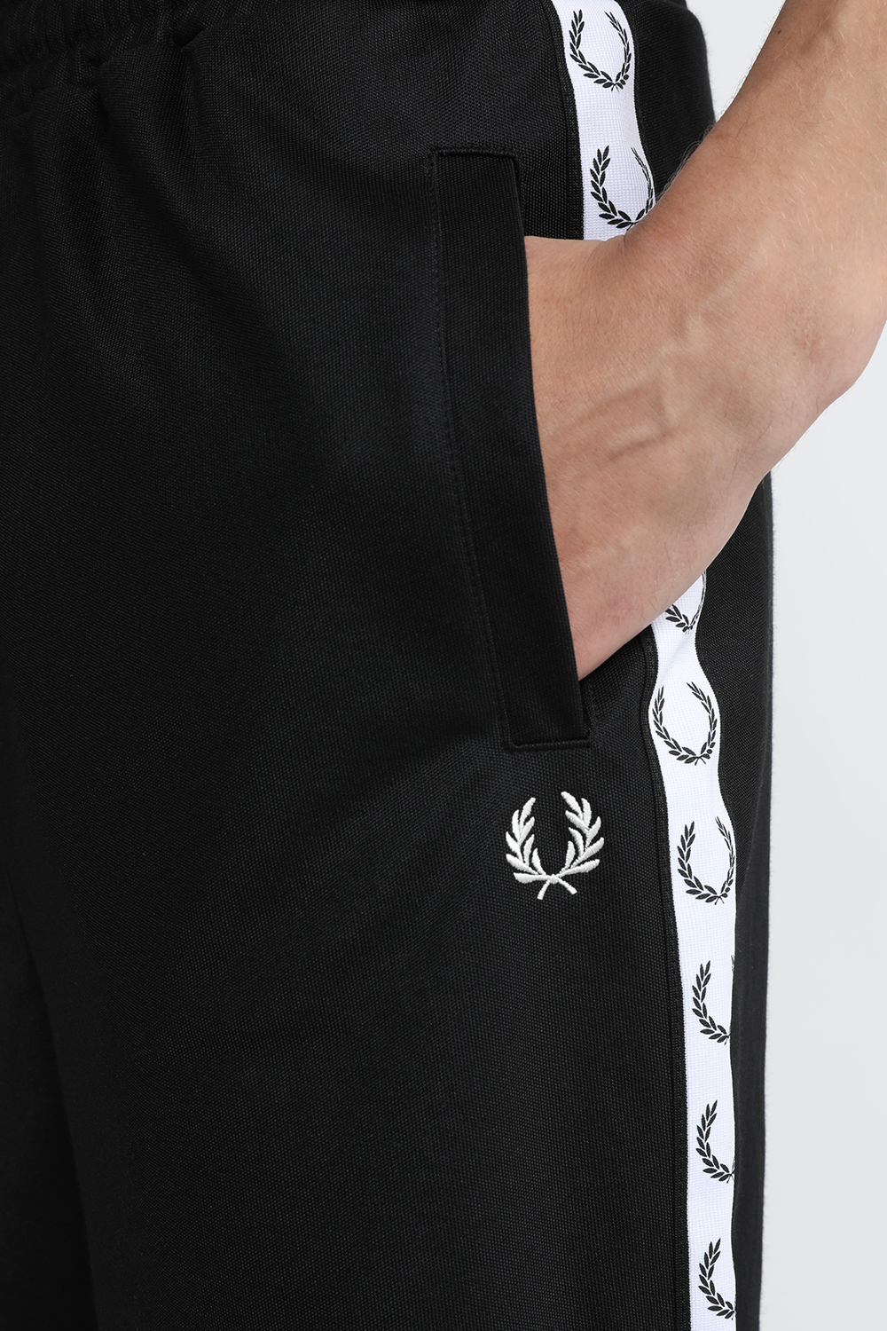 תמונת תקריב דוגמן של מכנסי ג'וג קצרים