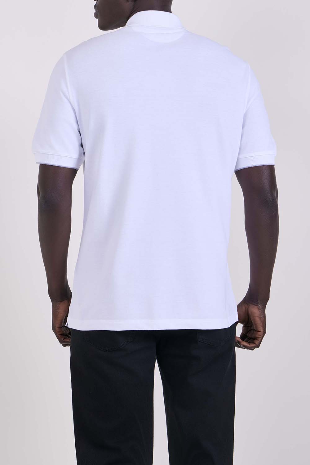 תמונת דוגמן אחורית של חולצת פולו בגזרת סלים