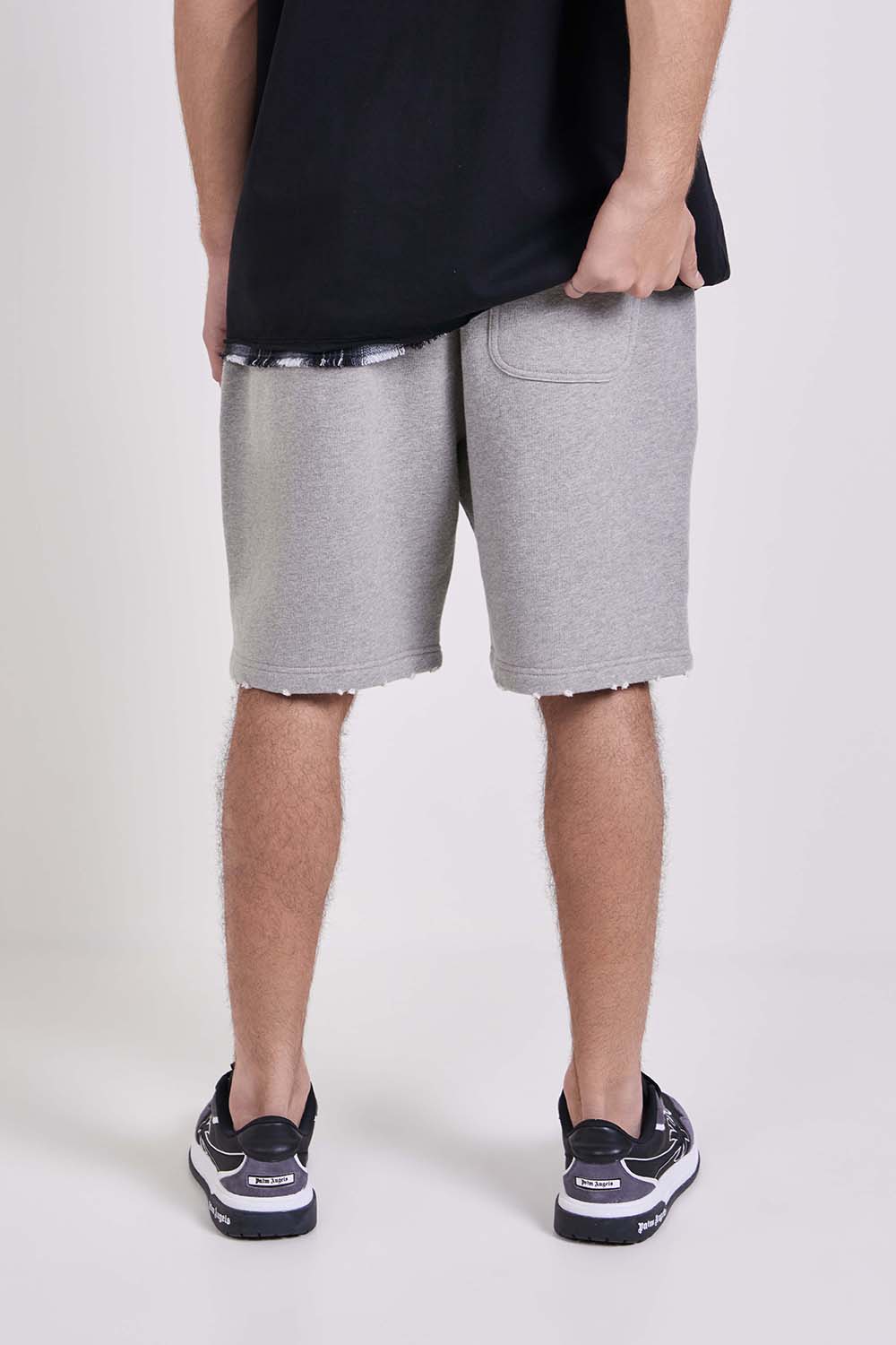 תמונת דוגמן אחורית של מכנסי ג'וגר קצרים