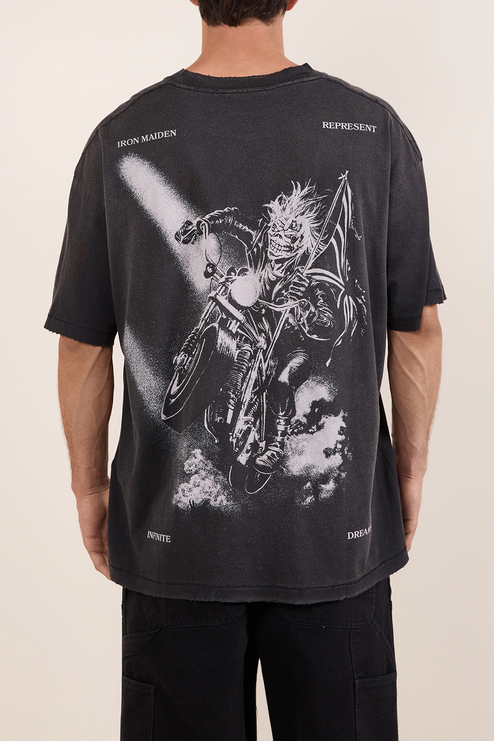 תמונת תקריב דוגמן של חולצת טי במהדורת 50 שנה לאיירון מיידן