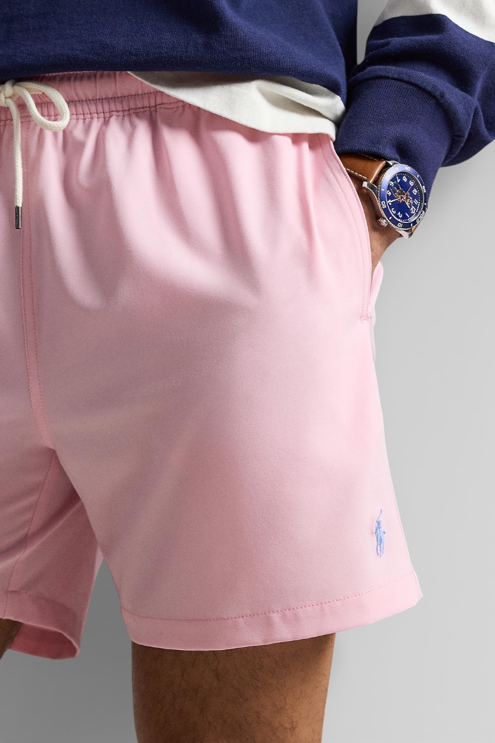 תמונת תקריב דוגמן של מכנסי בגד ים