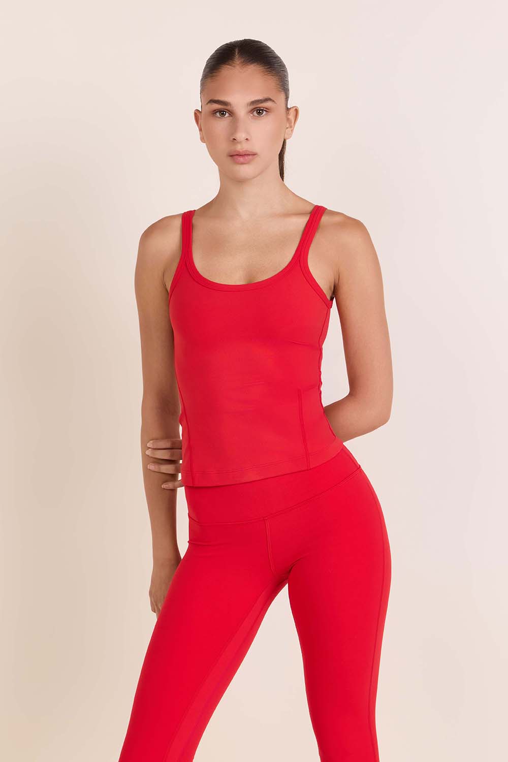 תמונת דוגמן קידמית של Align&trade; Scoop Waist-Length Tank