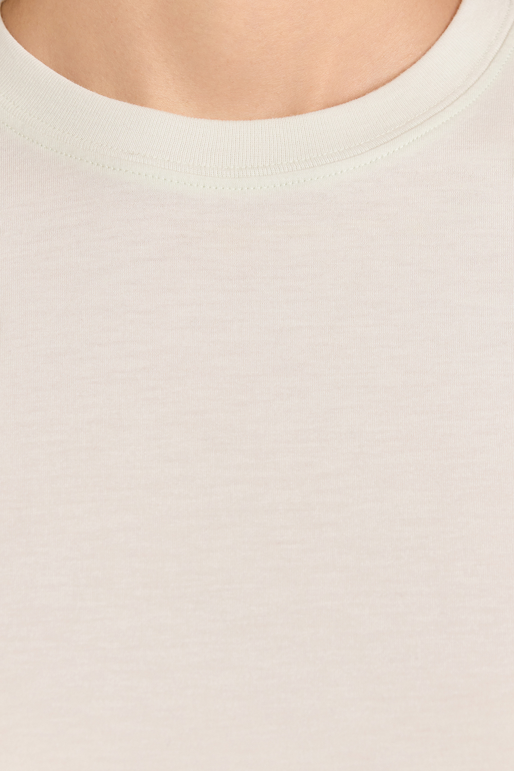 תמונת תקריב דוגמן של חולצת בייבי טי