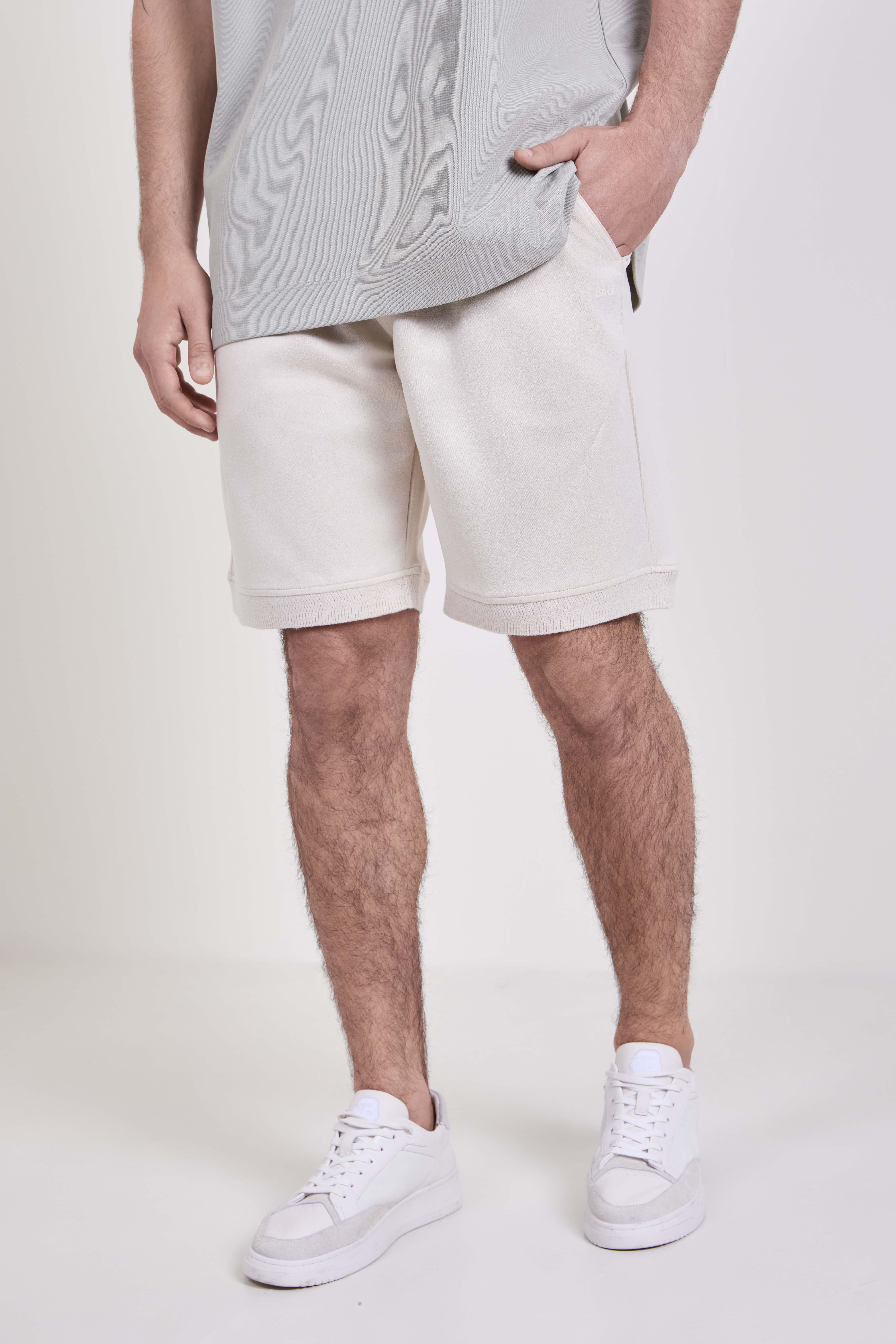 תמונת דוגמן קידמית של מכנסי ג'וגר קצרים