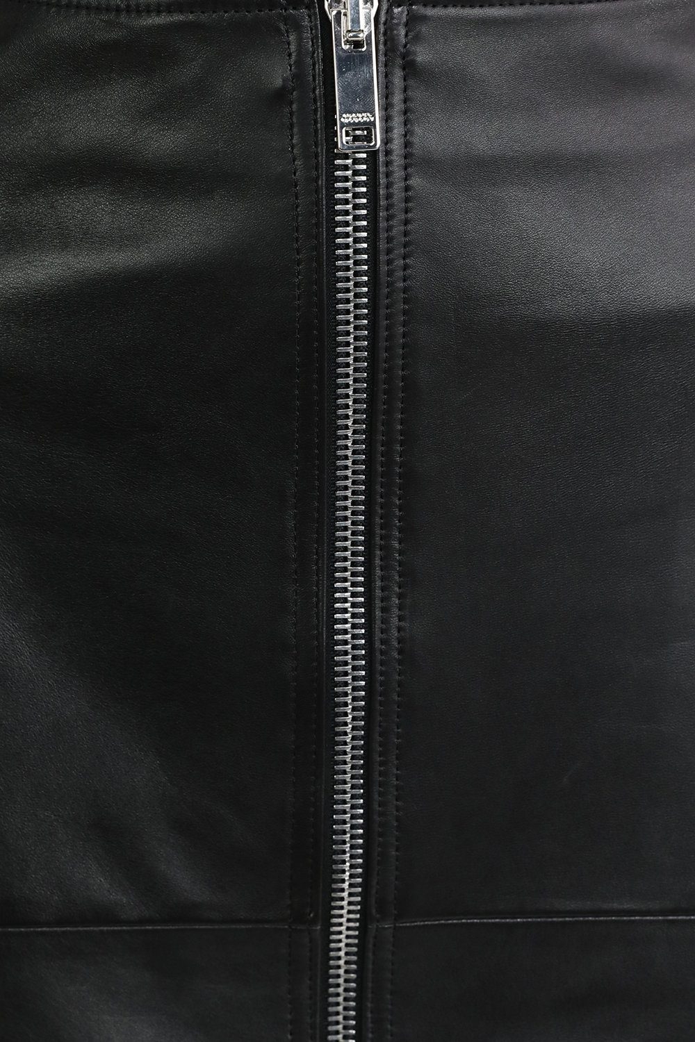 תמונת תקריב דוגמן של חצאית עיפרון מעור