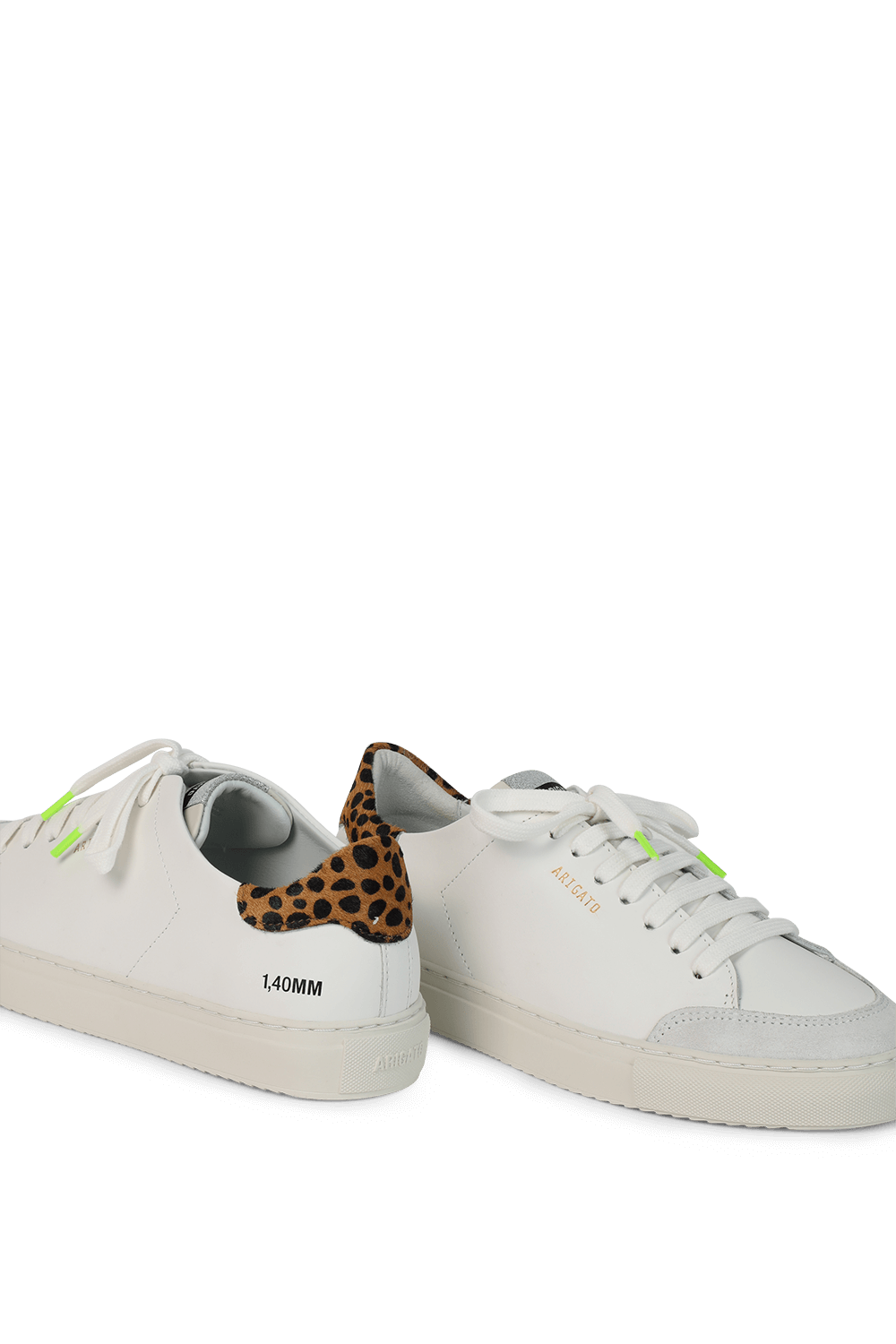 תמונת תקריב של נעלי סניקרס טריפל קלין 90