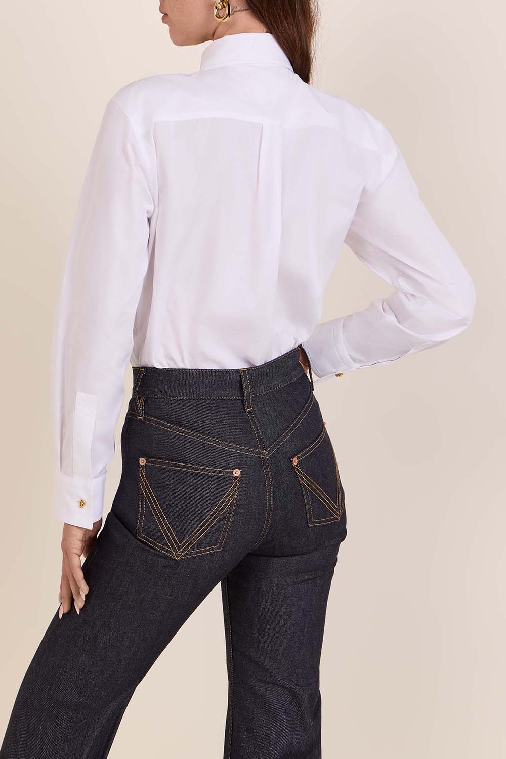 תמונת דוגמן אחורית של חולצת כפתורים