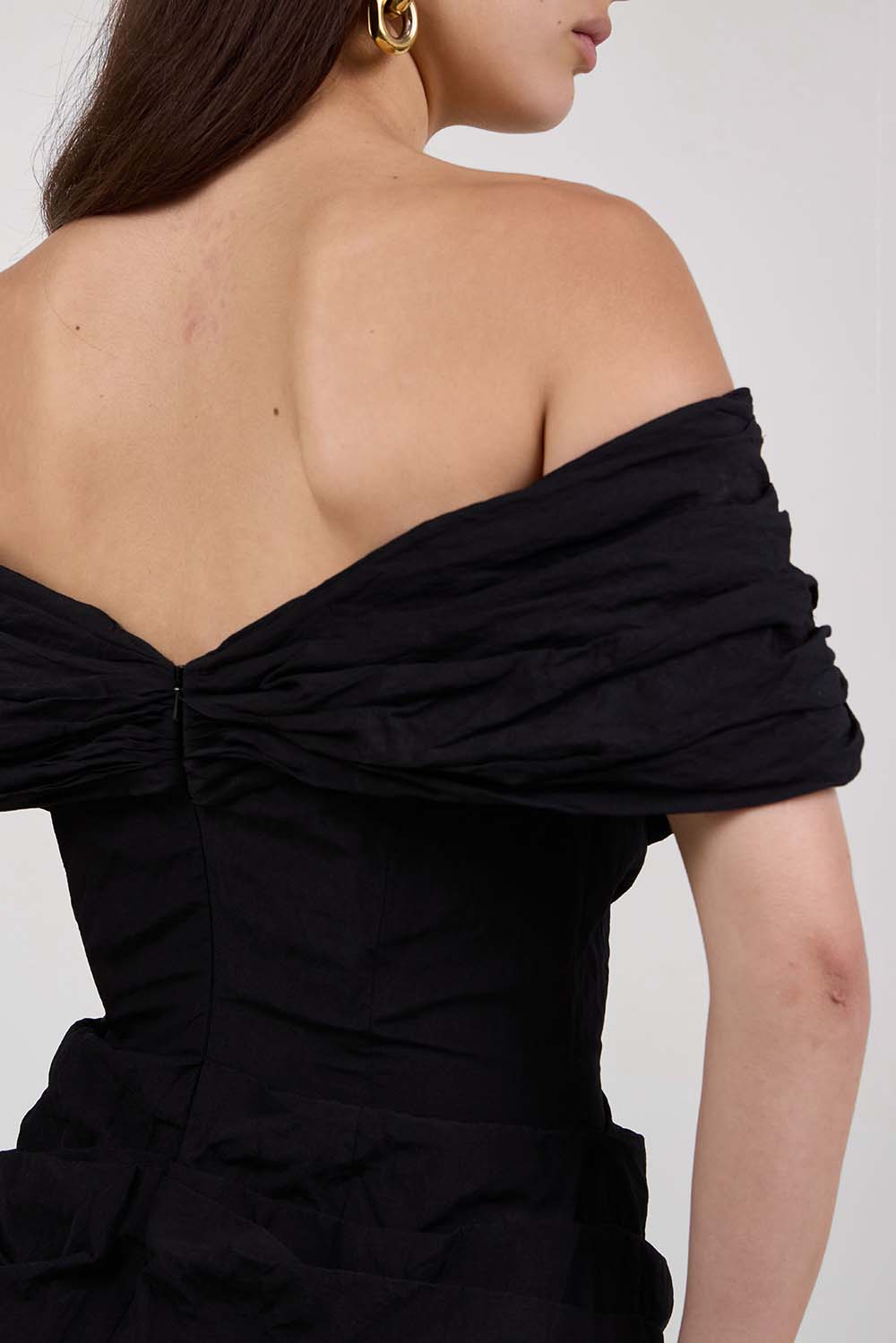 תמונת תקריב דוגמן של שמלת מיני אוף שולדר