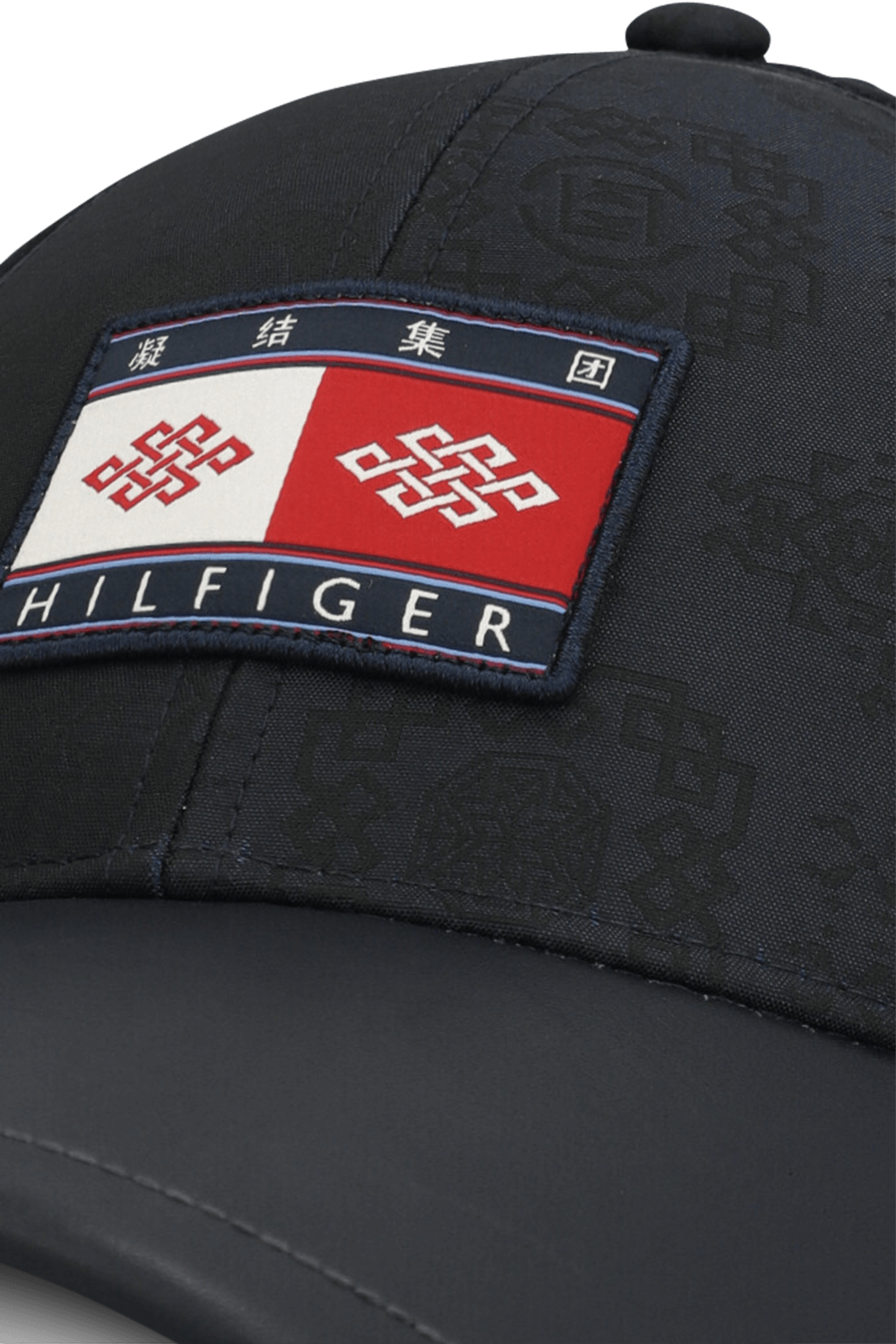 תמונת תקריב של טומי הילפיגר X קלוט כובע מצחייה