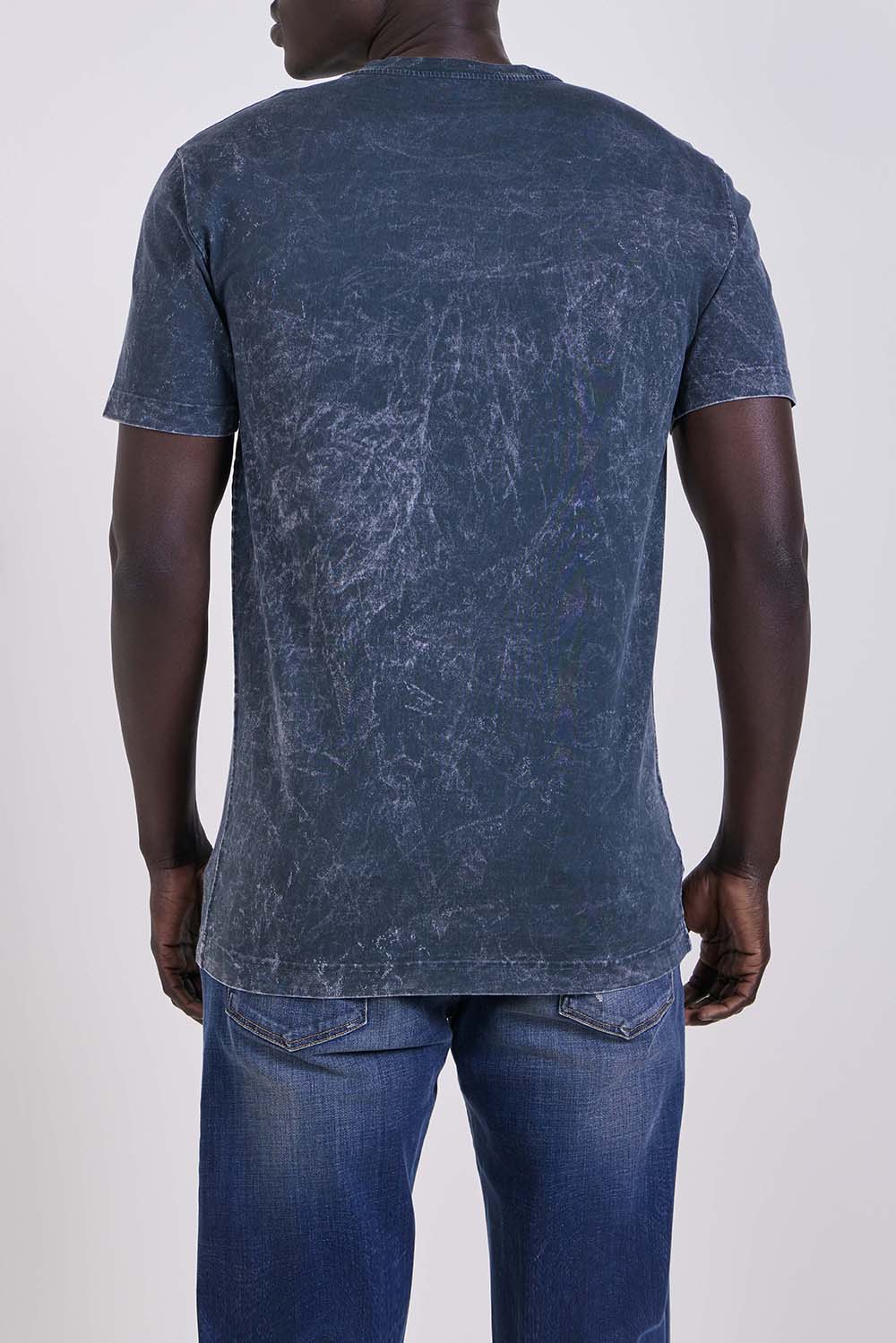 תמונת דוגמן אחורית של חולצת טי בגזרת סלים