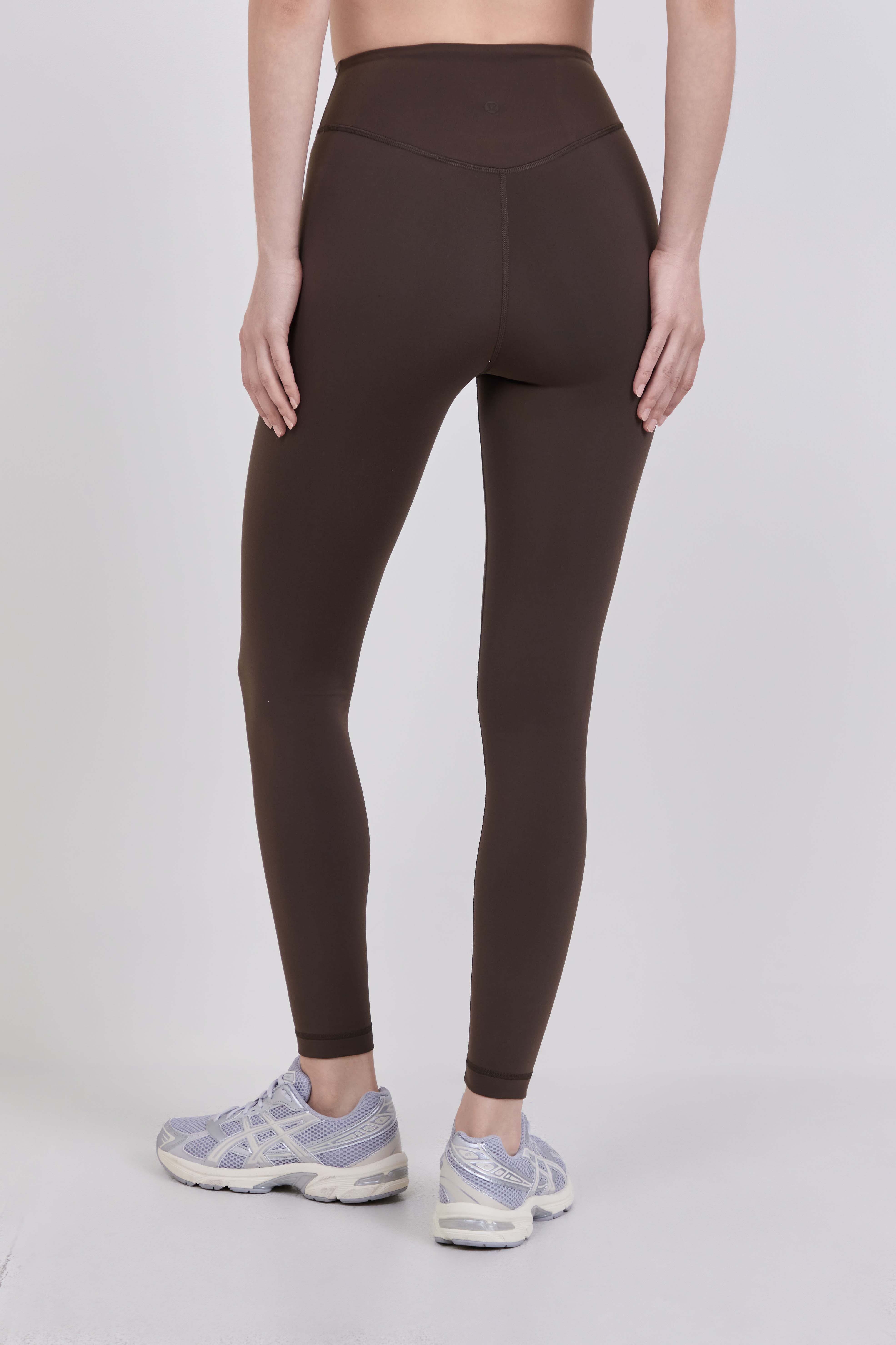 תמונת דוגמן אחורית של Wunder Under SmoothCover High-Rise Tight 25''