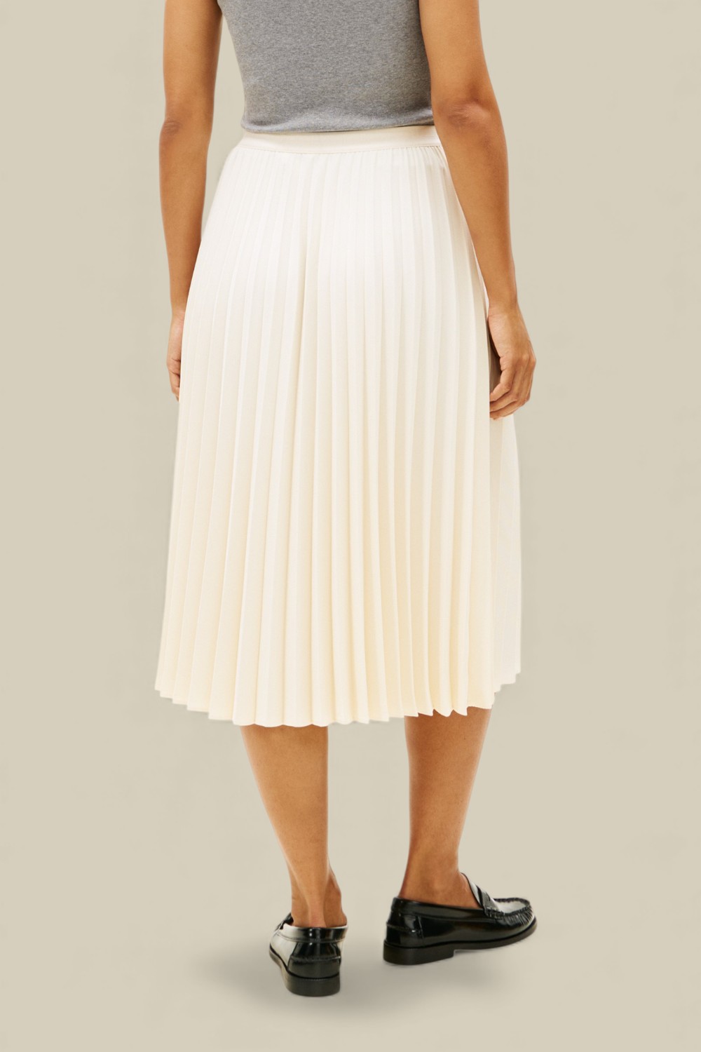 תמונת דוגמן אחורית של חצאית מידי פליסה