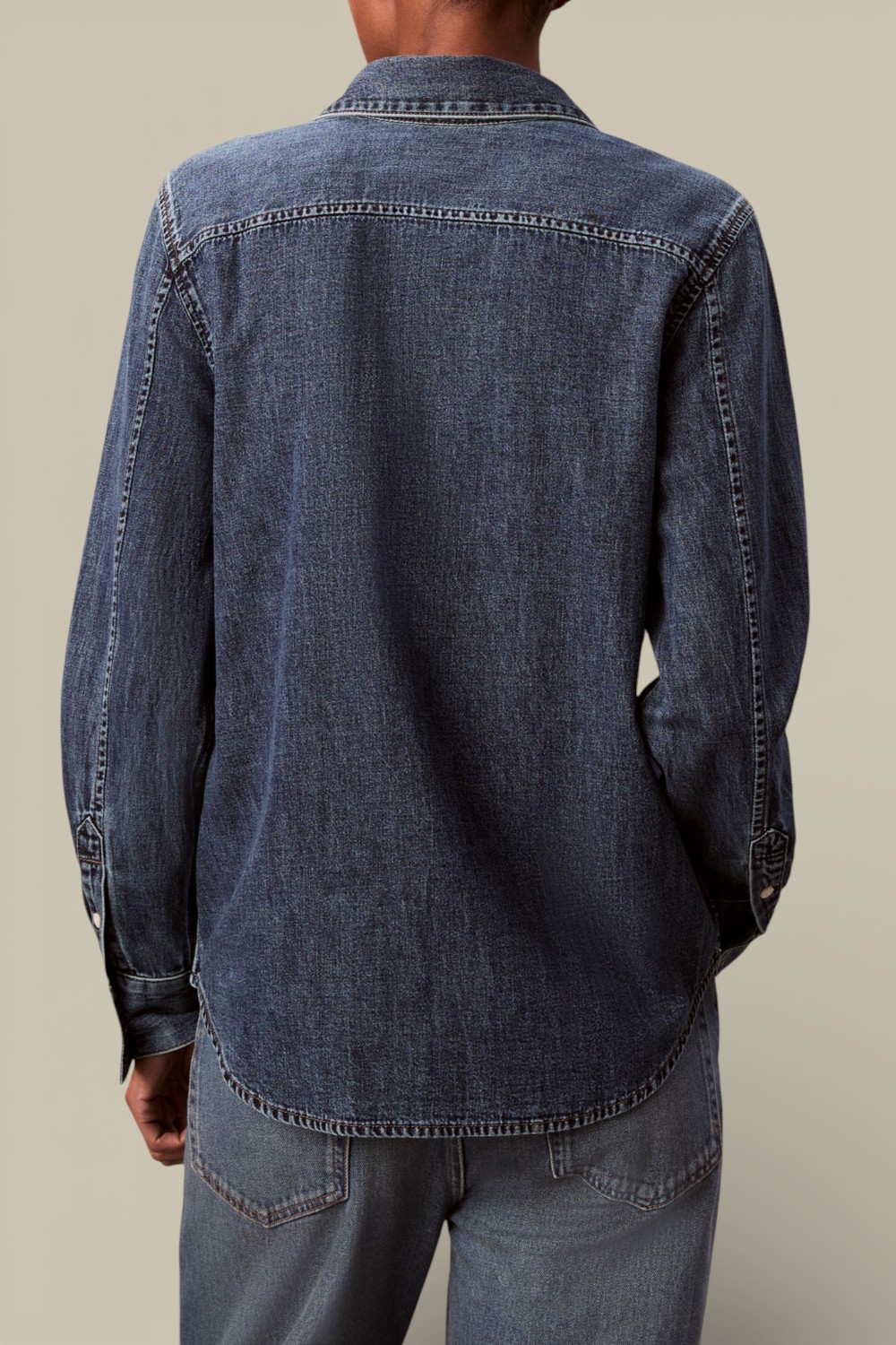 תמונת דוגמן אחורית של חולצת ג'ינס מכופתרת