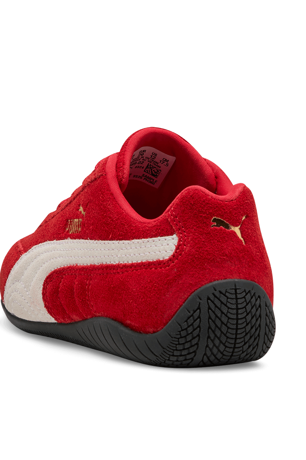 תמונת תקריב של נעלי סניקרס ספידקאט