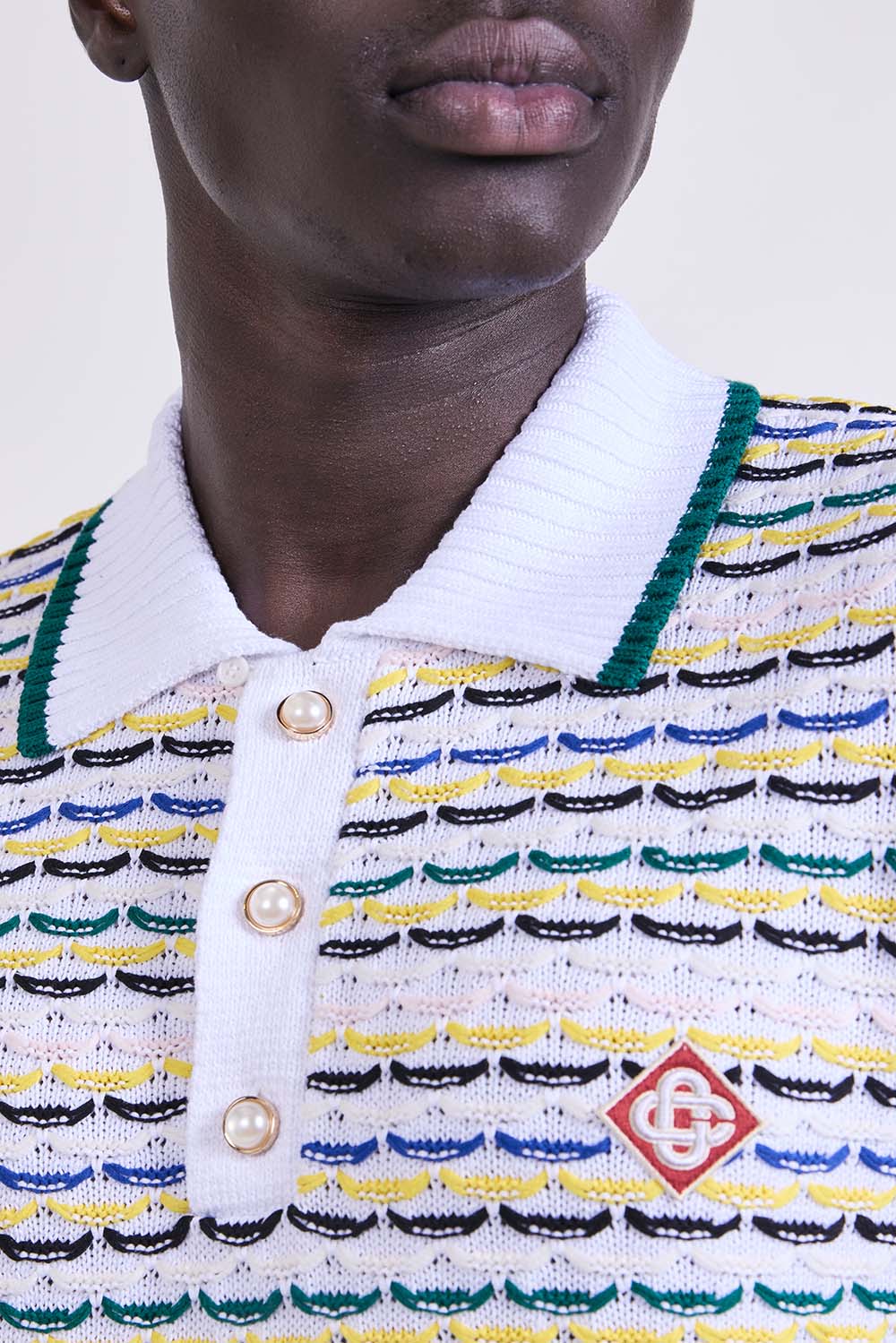 תמונת תקריב דוגמן של חולצת פולו קרושה