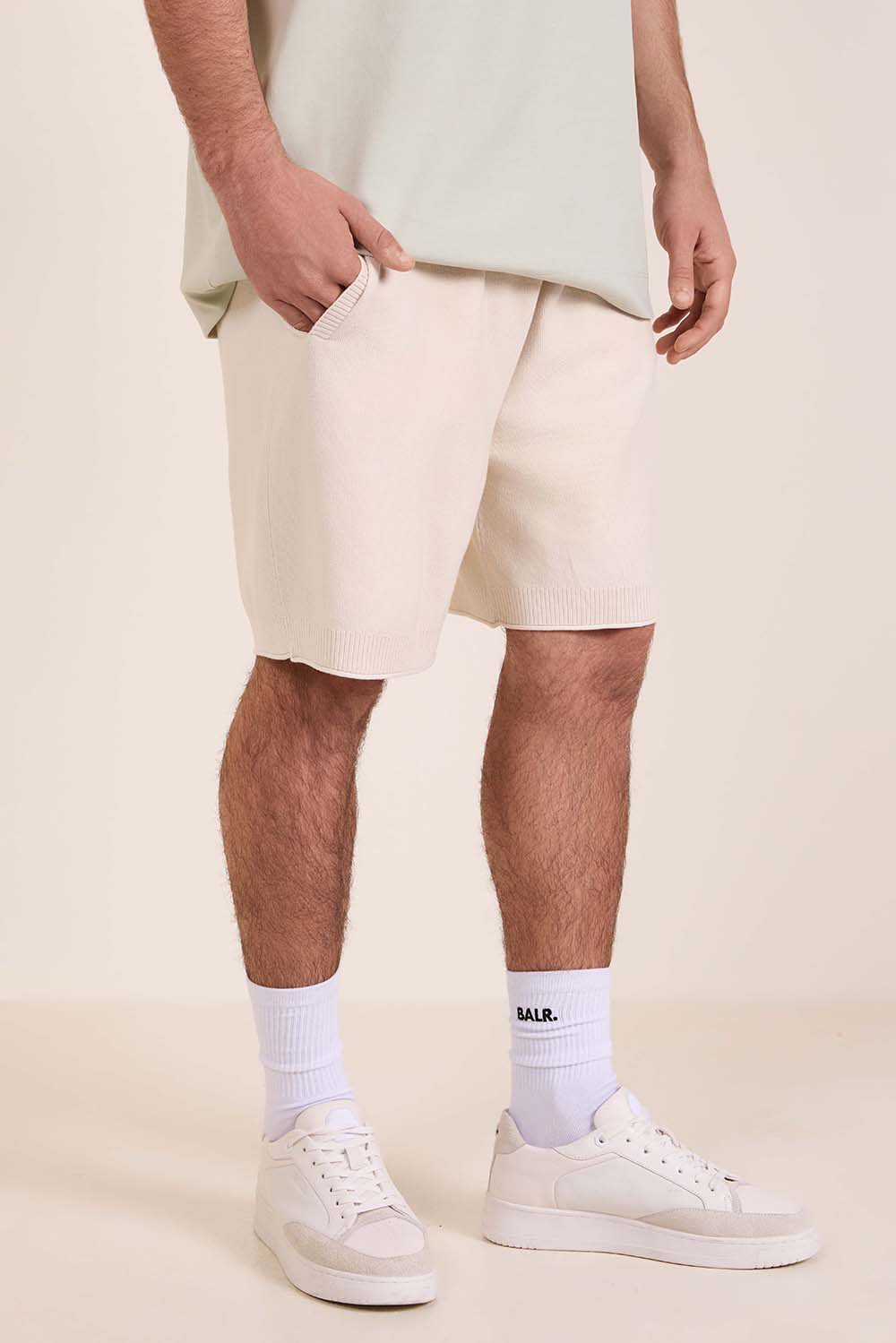 תמונת דוגמן קידמית של מכנסי ג'וגר קצרים