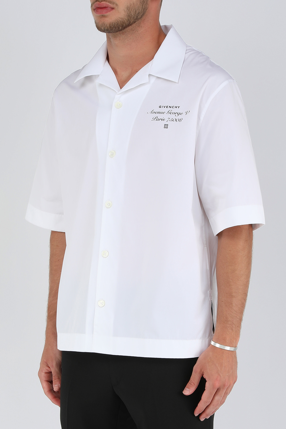 תמונת דוגמן קידמית של חולצה מכופתרת קצרה לבנה עם כיתוב לוגו