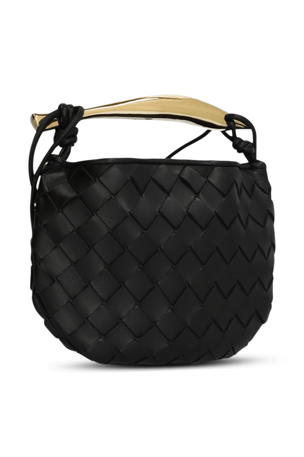 תמונה אחורית של תיק קלוע עם ידית זהובה