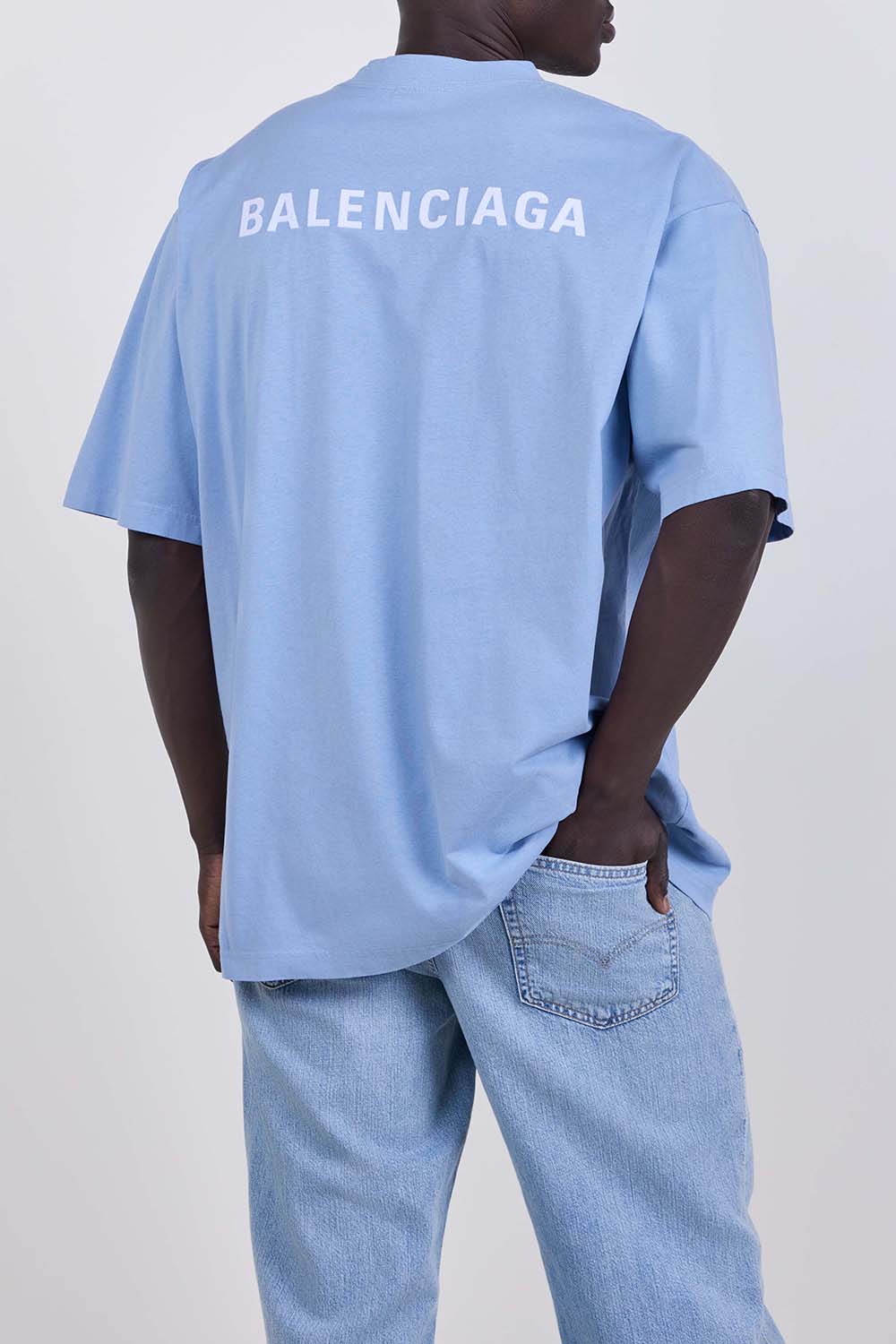 תמונת דוגמן אחורית של חולצת טי בגזרה משוחררת