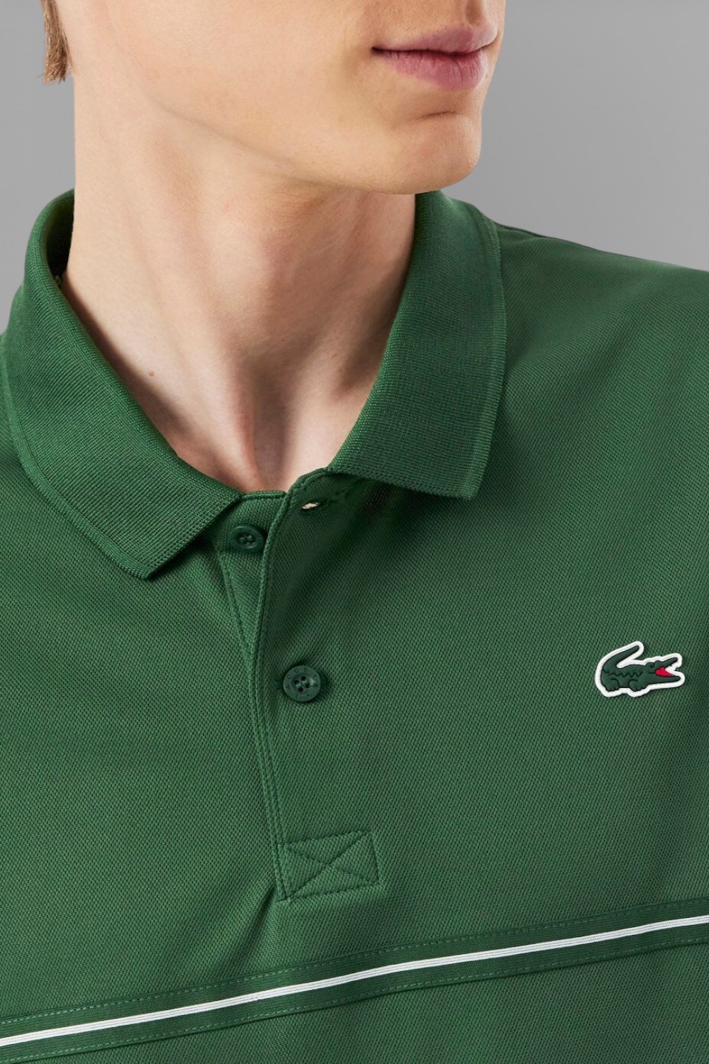 תמונת תקריב דוגמן של חולצת פולו