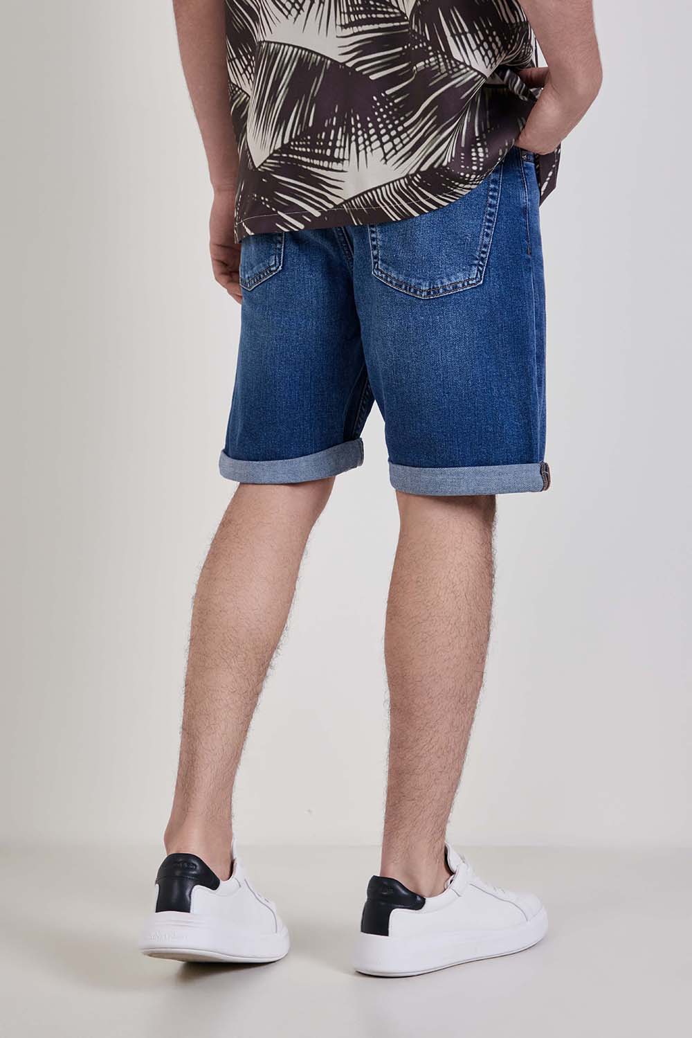 תמונת דוגמן אחורית של מכנסי ג'ינס קצרים