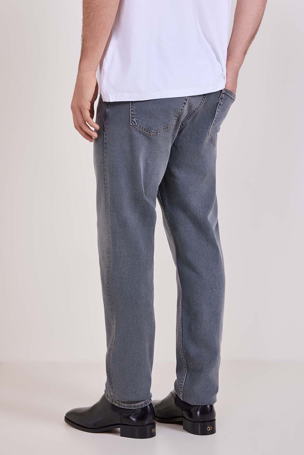 תמונת דוגמן אחורית של מכנסי ג'ינס סלים