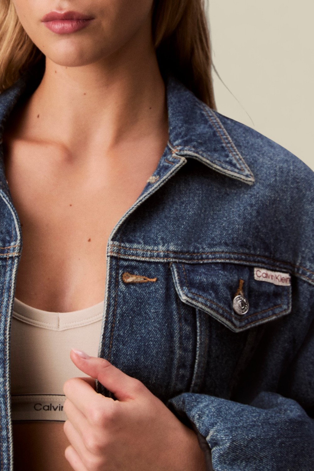 תמונת תקריב דוגמן של ז'קט ג'ינס מרופד