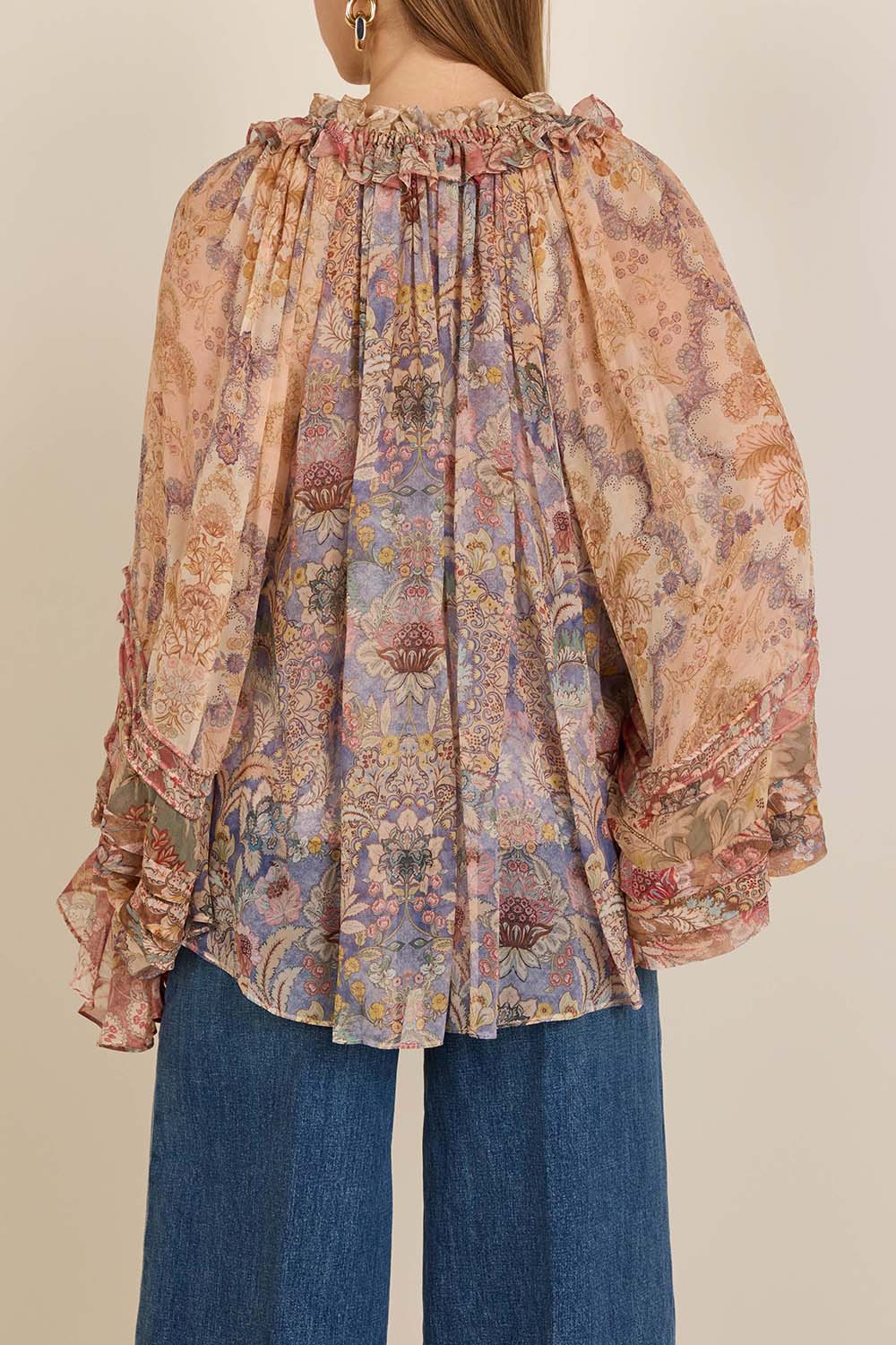 תמונת דוגמן אחורית של חולצת משי בהדפס פרחוני